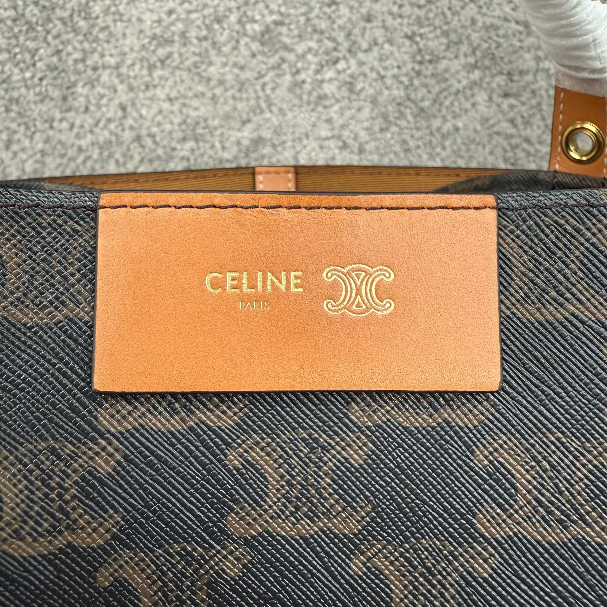 CUBE小号标志印花手袋18.5X21X17厘米)标志印花，人造革织物金色饰面手提，肩背和斜挎1个主隔层