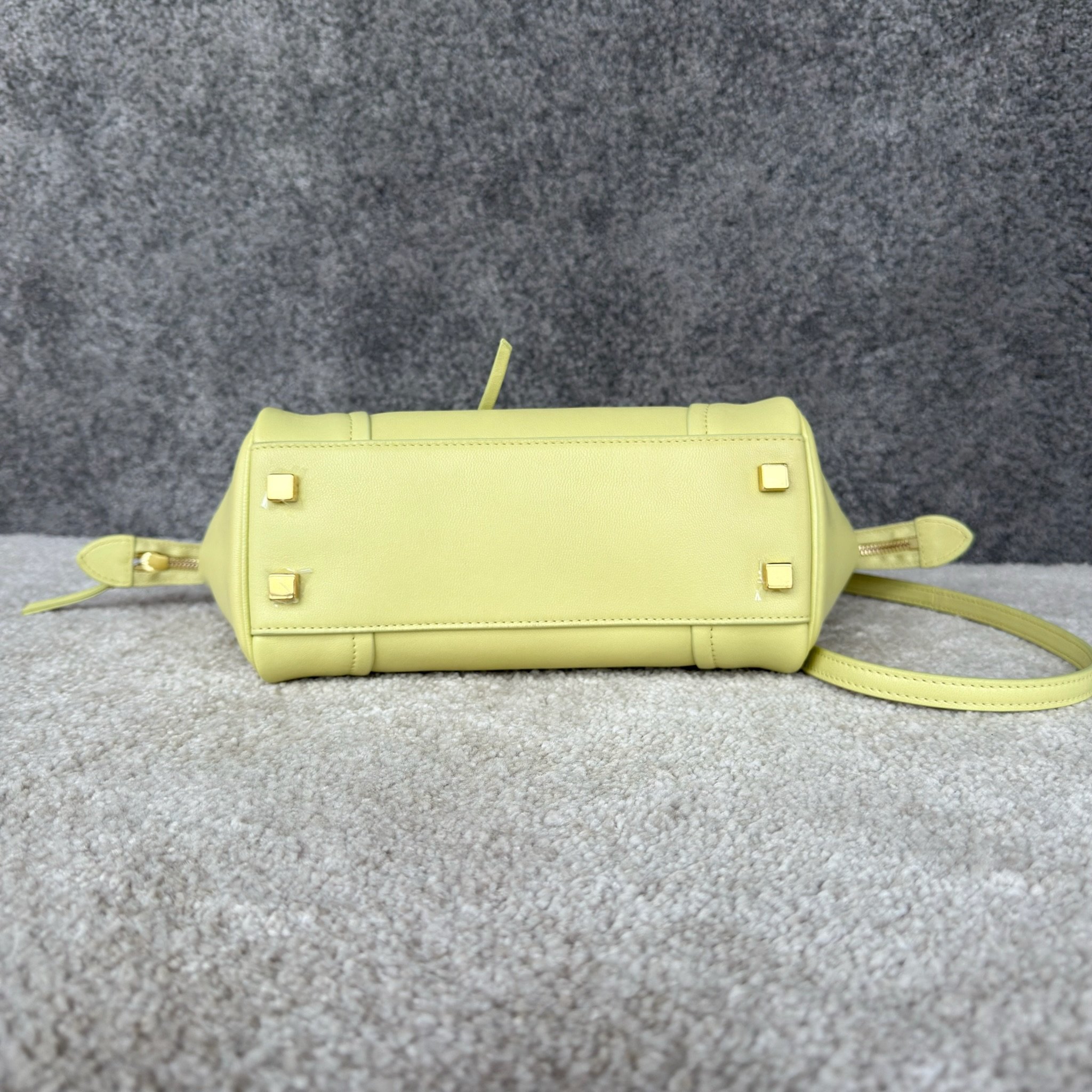 NEW LUGGAGE小号手袋38.5X11.5X16.5厘米)羊皮革牛剖层革衬里金色饰面手提，肩背和斜