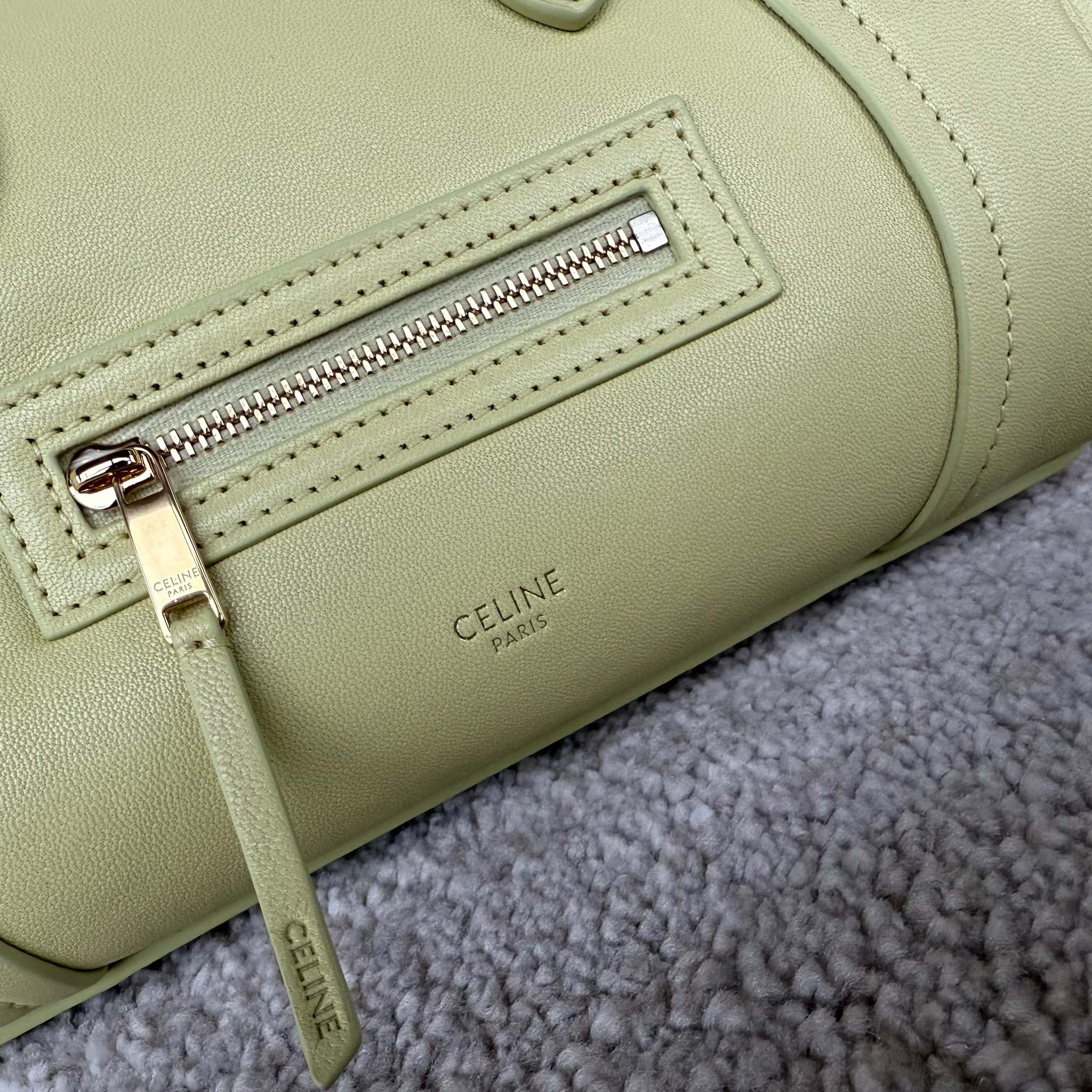 NEW LUGGAGE小号手袋38.5X11.5X16.5厘米)羊皮革牛剖层革衬里金色饰面手提，肩背和斜