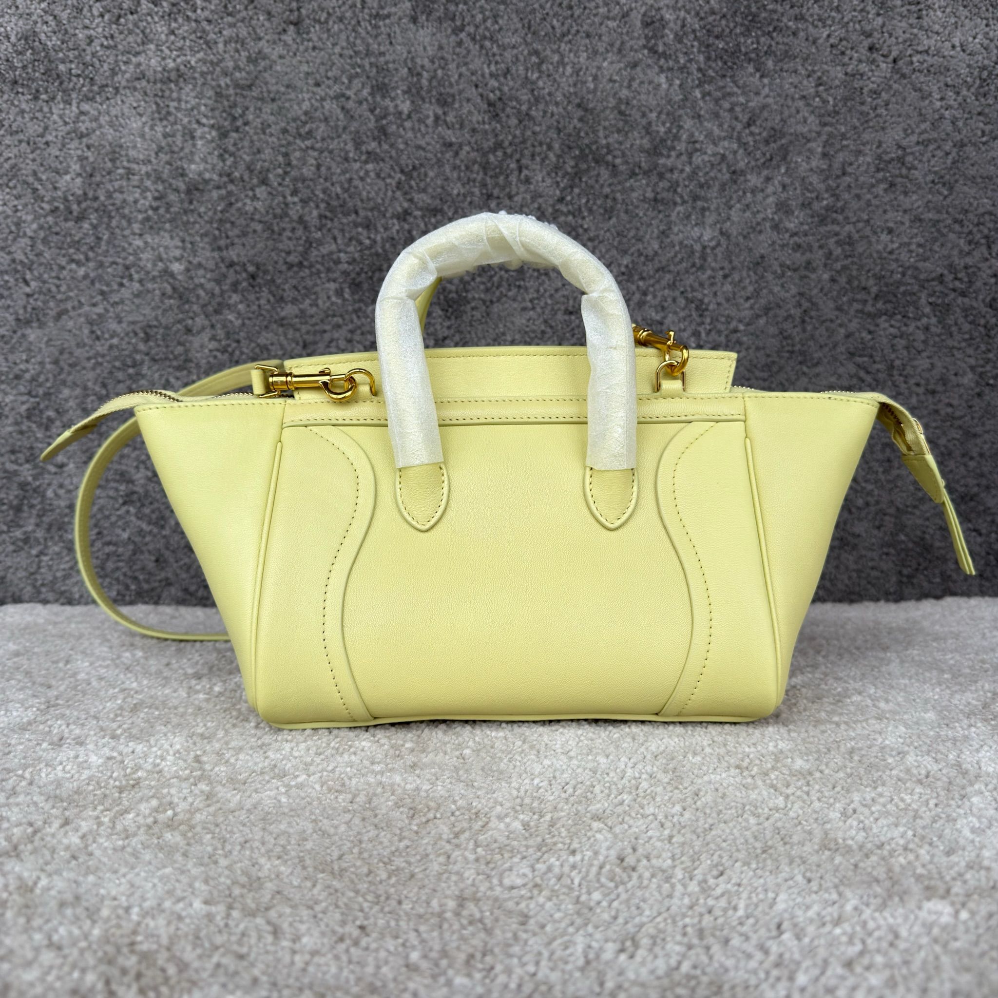 NEW LUGGAGE小号手袋38.5X11.5X16.5厘米)羊皮革牛剖层革衬里金色饰面手提，肩背和斜