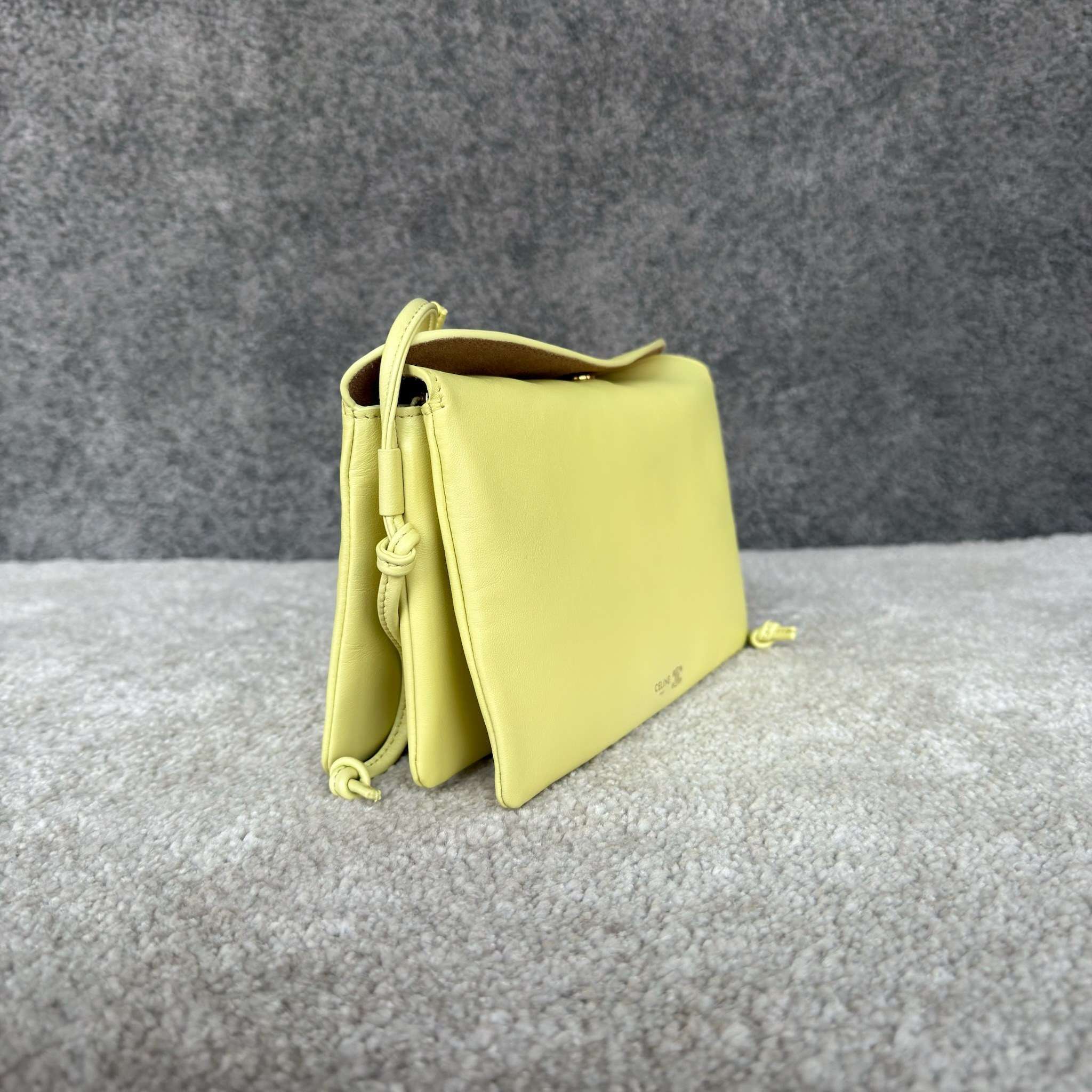 TRIO FLAP手袋迷你手袋，本款型可装下PLUS等较大的智能手机机型 22X14X4厘米)羊皮革牛剖