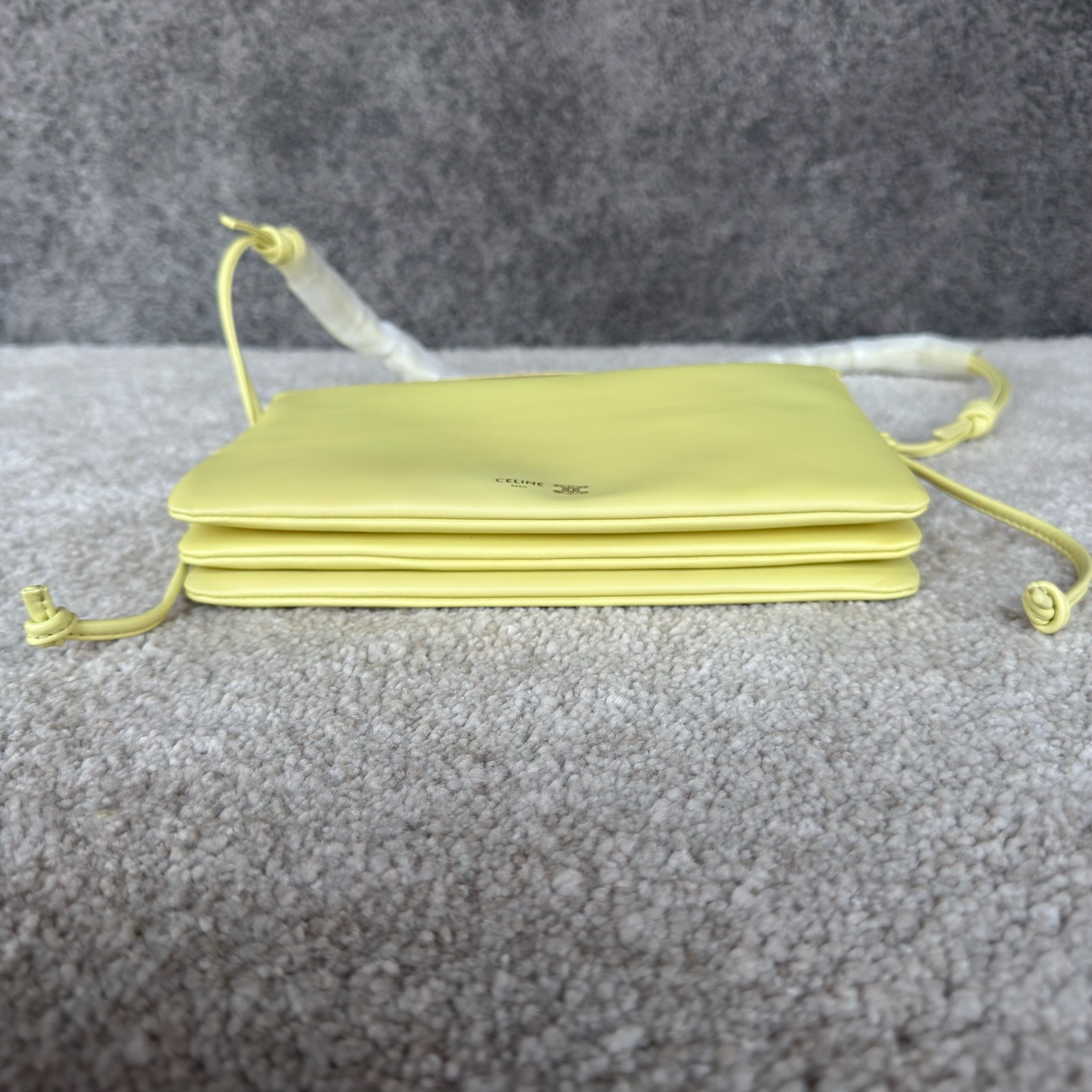 TRIO FLAP手袋迷你手袋，本款型可装下PLUS等较大的智能手机机型 22X14X4厘米)羊皮革牛剖