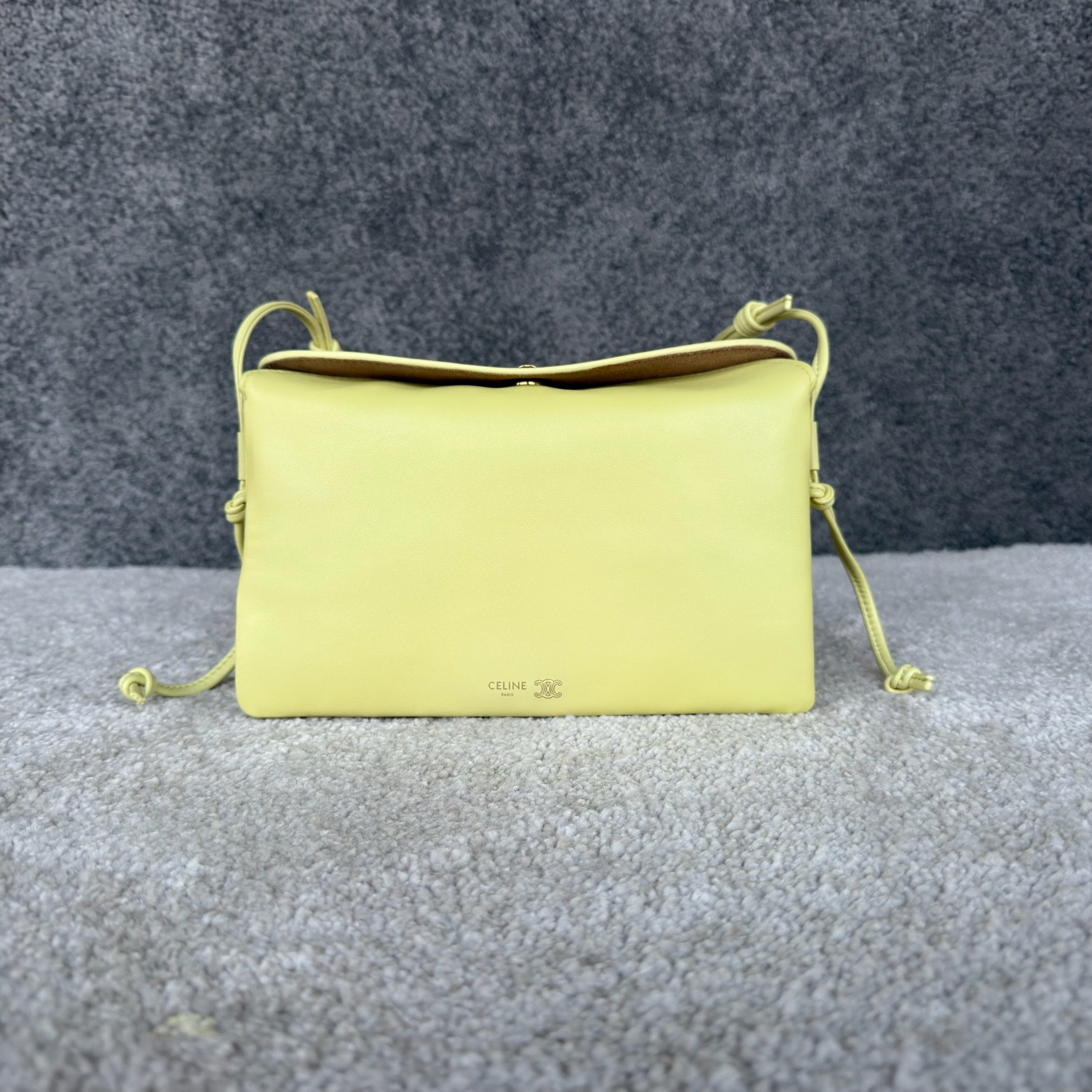 TRIO FLAP手袋迷你手袋，本款型可装下PLUS等较大的智能手机机型 22X14X4厘米)羊皮革牛剖