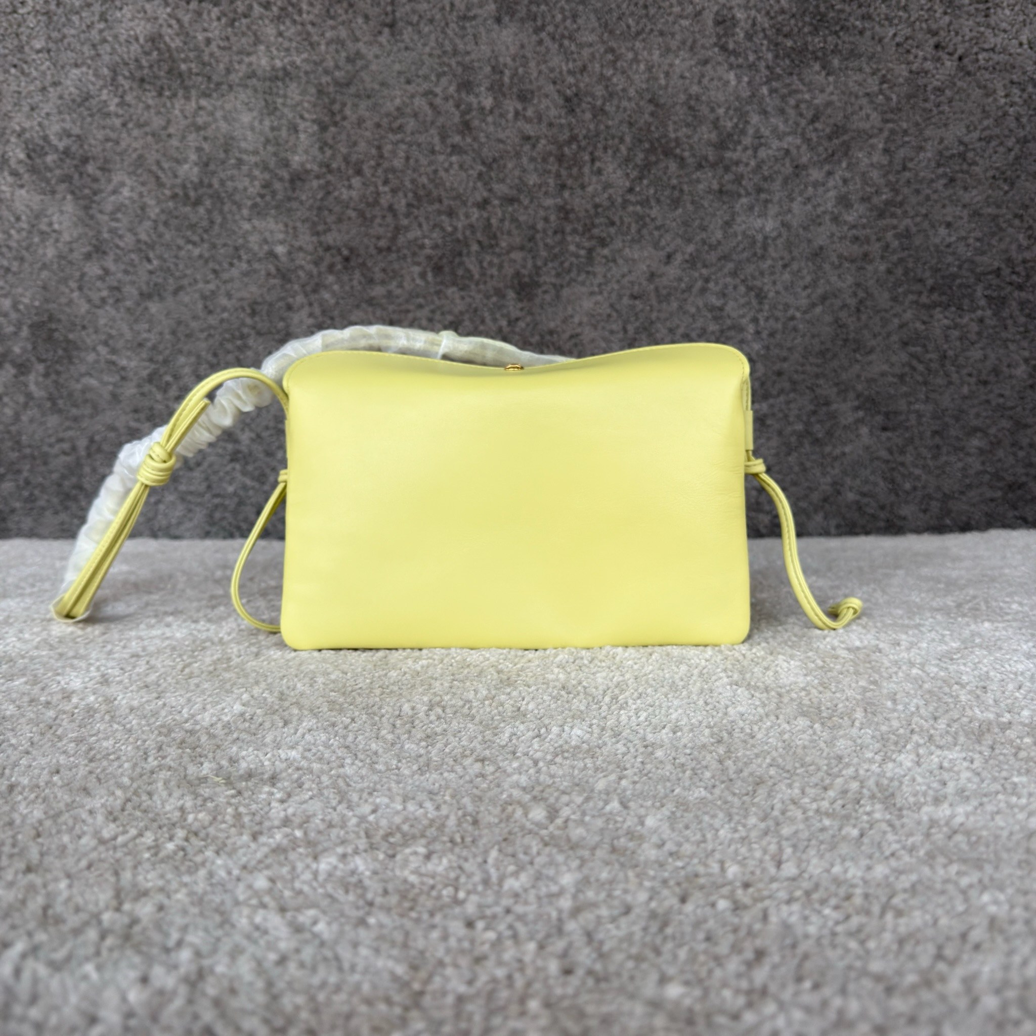 TRIO FLAP手袋迷你手袋，本款型可装下PLUS等较大的智能手机机型 22X14X4厘米)羊皮革牛剖