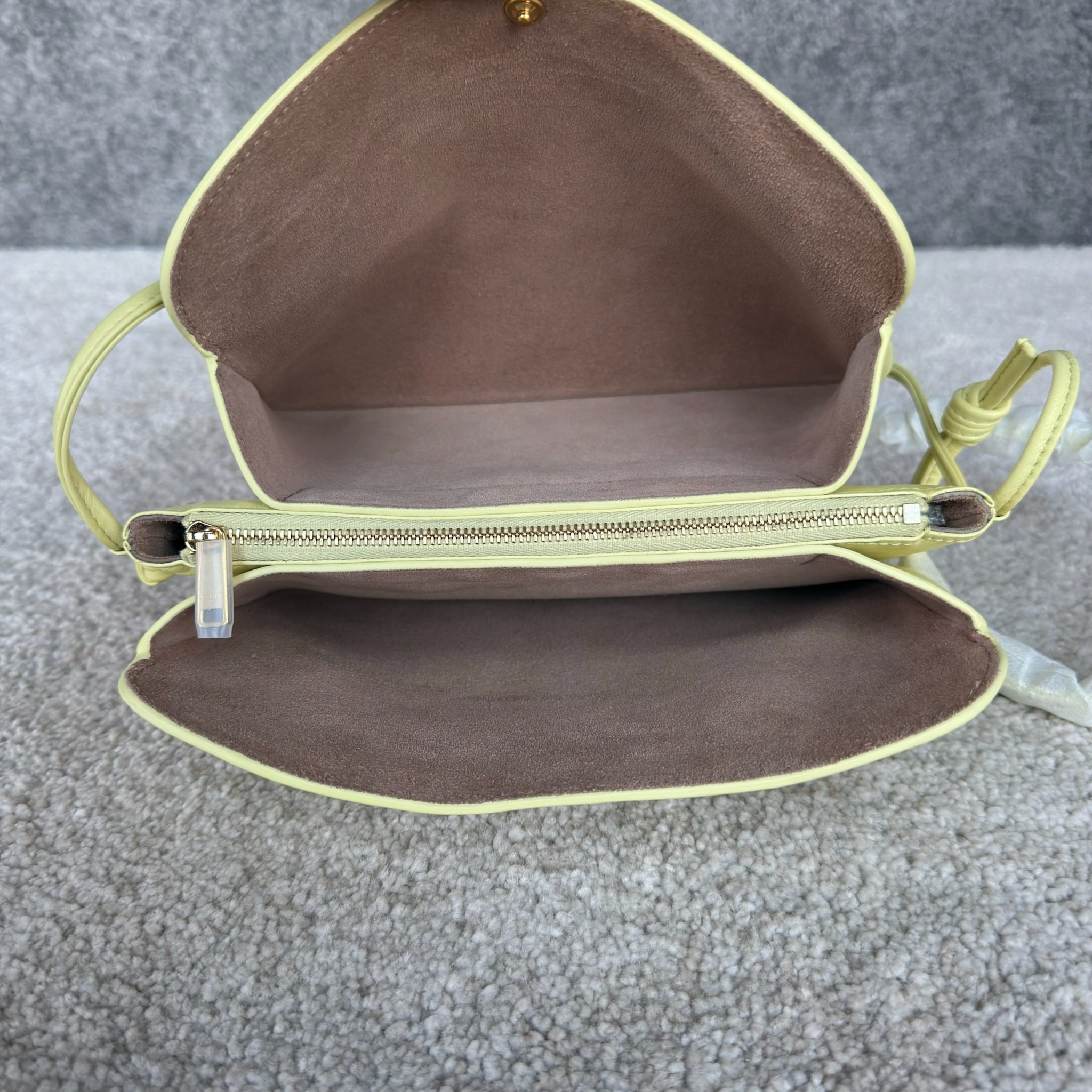 TRIO FLAP手袋迷你手袋，本款型可装下PLUS等较大的智能手机机型 22X14X4厘米)羊皮革牛剖