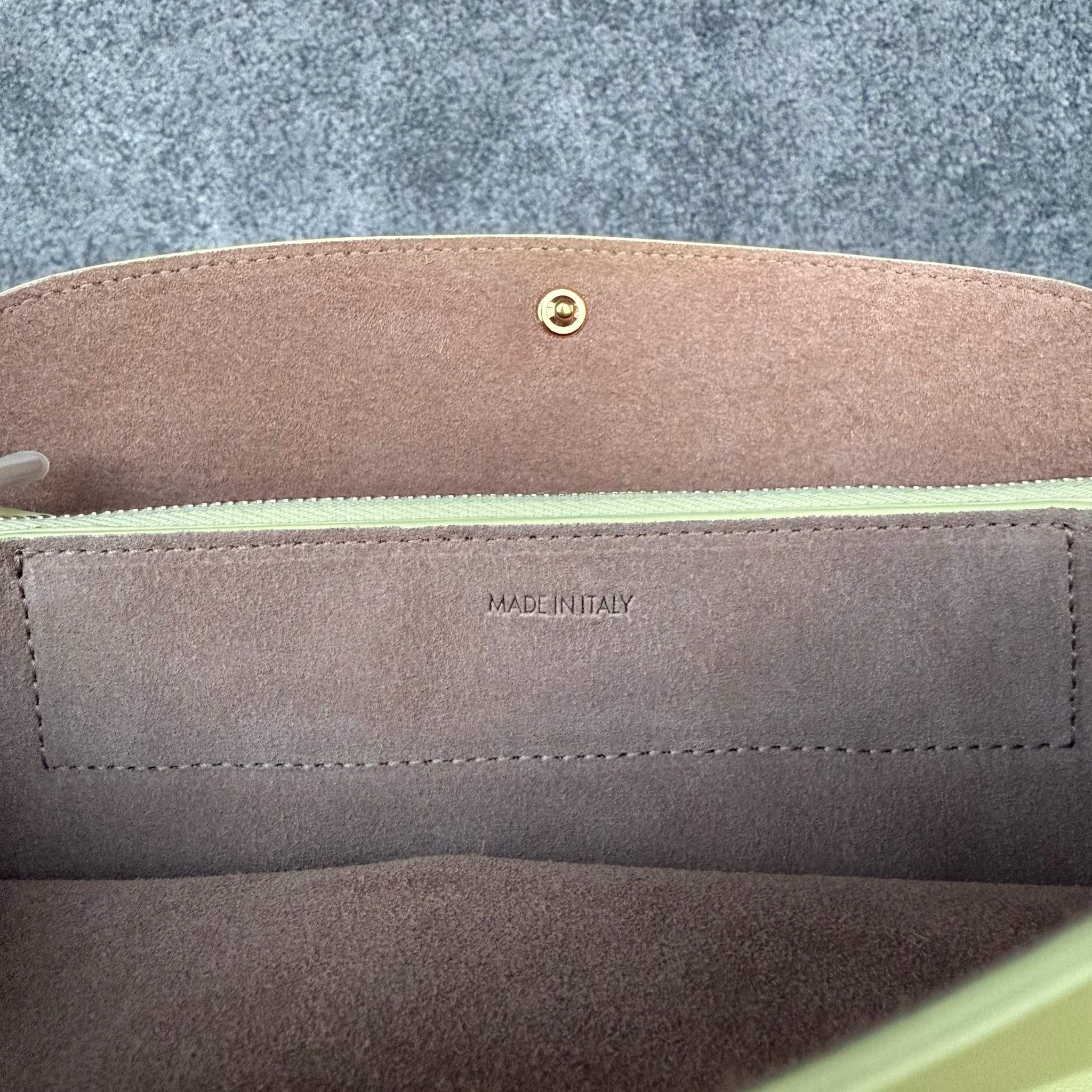 TRIO FLAP手袋迷你手袋，本款型可装下PLUS等较大的智能手机机型 22X14X4厘米)羊皮革牛剖