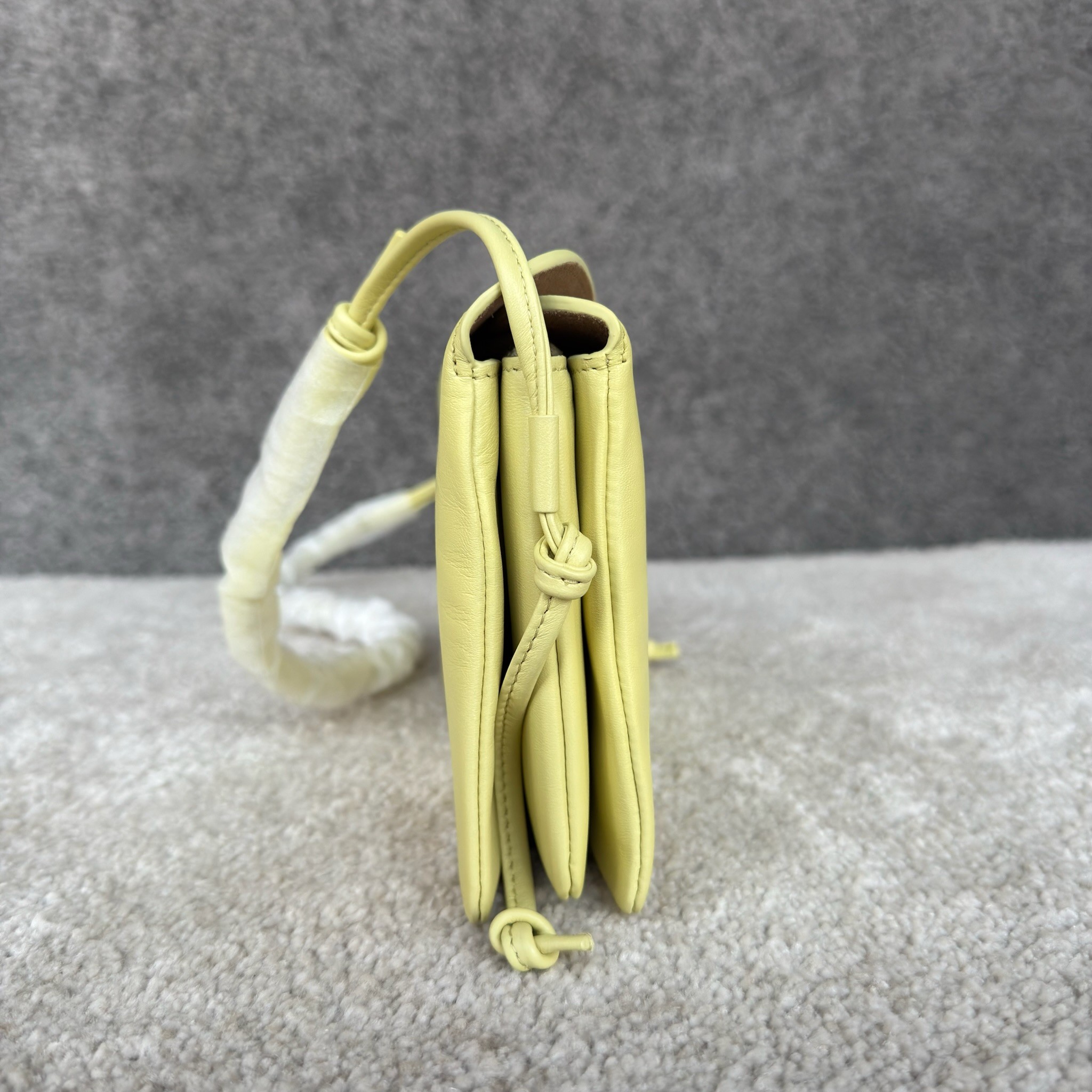 TRIO FLAP手袋迷你手袋，本款型可装下PLUS等较大的智能手机机型 22X14X4厘米)羊皮革牛剖