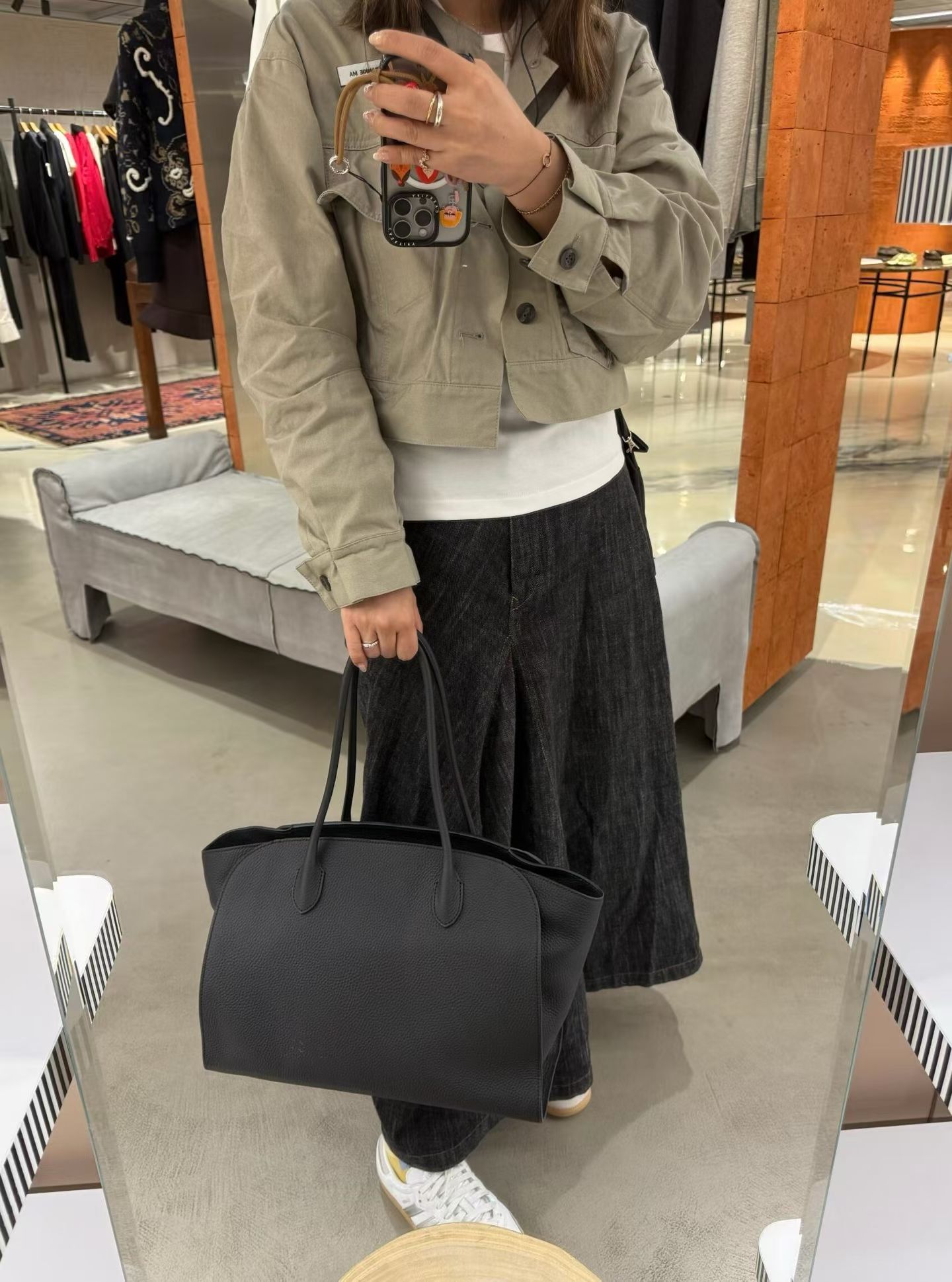 THE ROW Marlo 14MASONI进口原厂皮，圆管状的手柄设计，手拎更加贴合舒适，充足容量，日