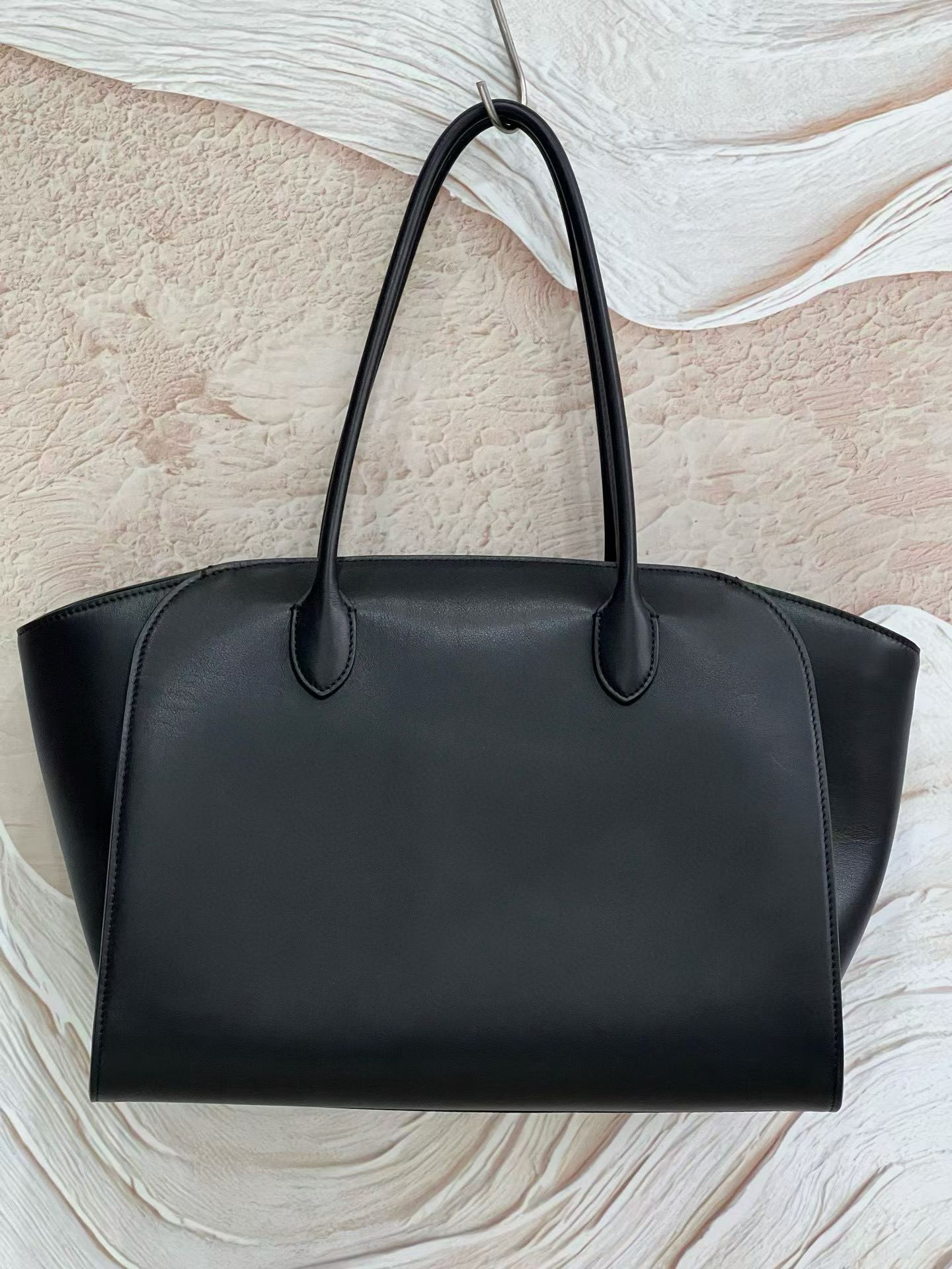 THE ROW Marlo 14MASONI进口原厂皮，圆管状的手柄设计，手拎更加贴合舒适，充足容量，日