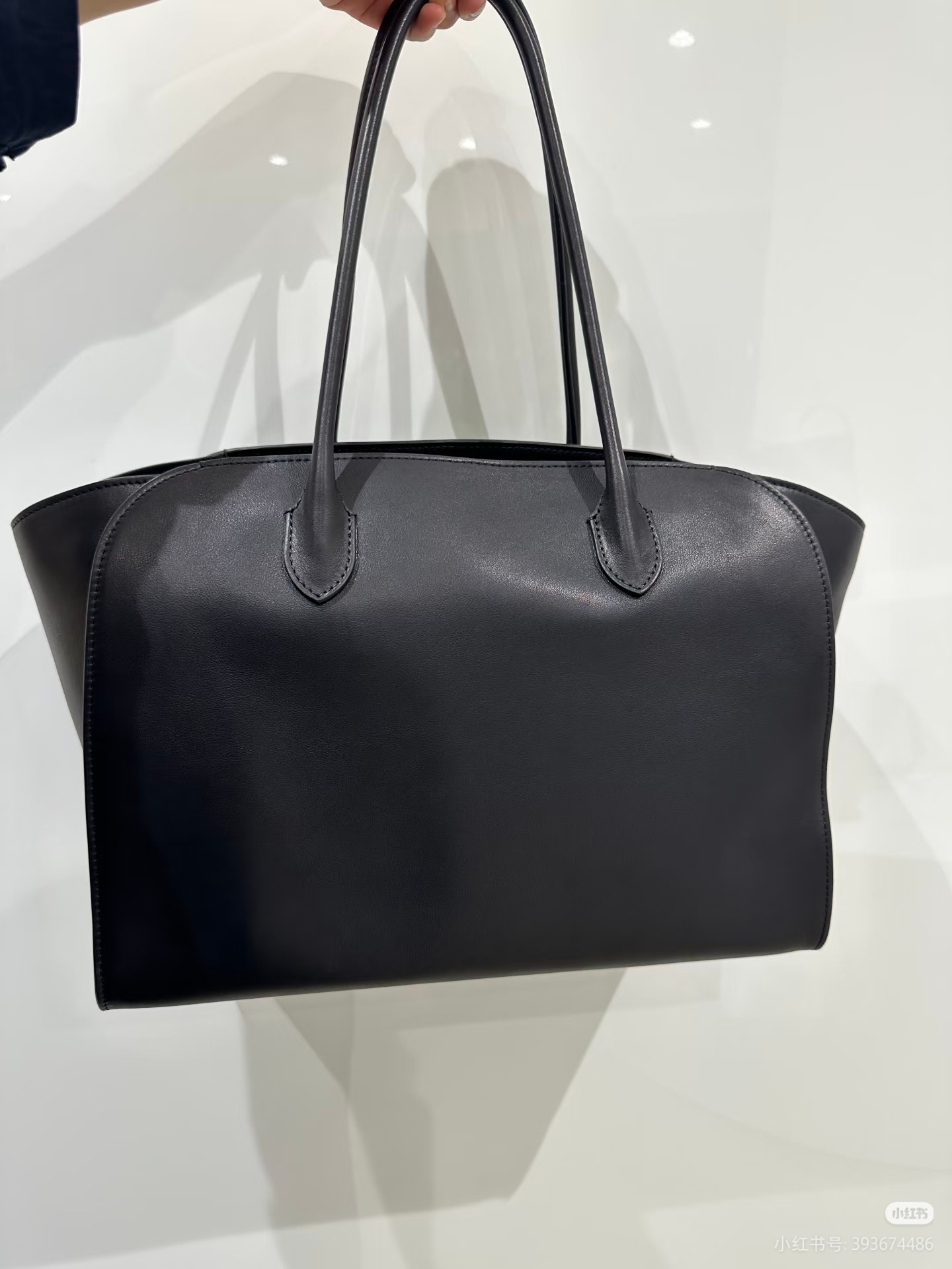 THE ROW Marlo 14MASONI进口原厂皮，圆管状的手柄设计，手拎更加贴合舒适，充足容量，日