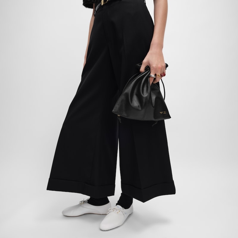 新款福袋，小号CRYSTAL POUCH手袋(29X32X0.5厘米)羊皮革织物，配TRIOMPHE印花