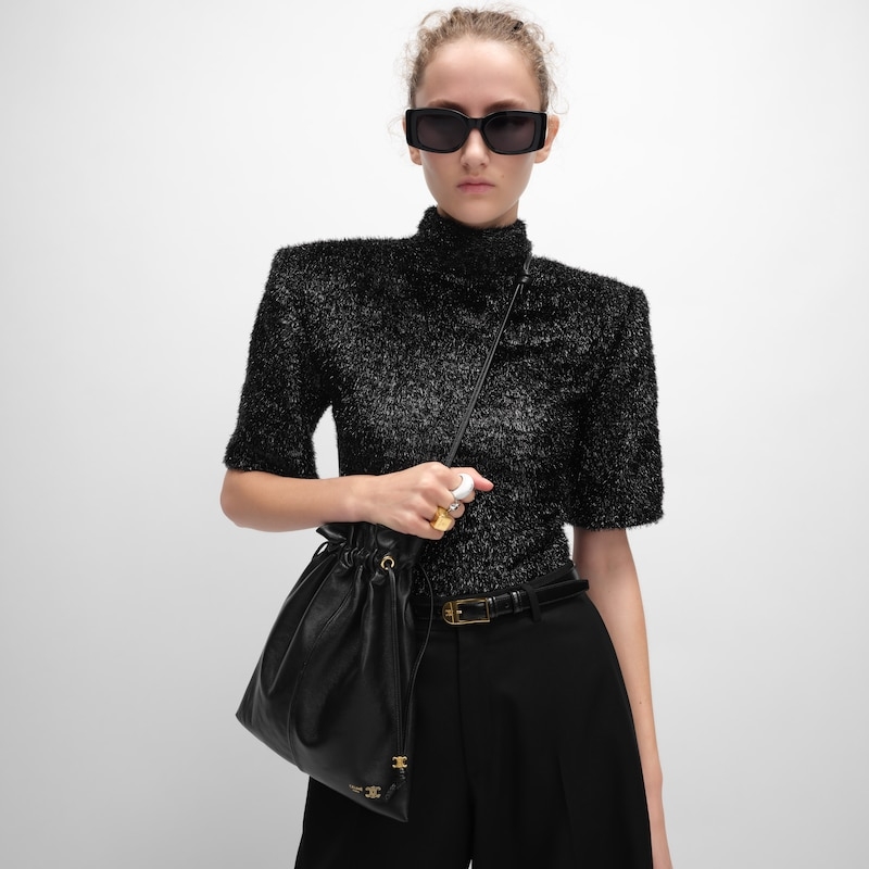 新款福袋，小号CRYSTAL POUCH手袋(29X32X0.5厘米)羊皮革织物，配TRIOMPHE印花