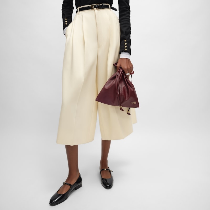 新款福袋，小号CRYSTAL POUCH手袋(29X32X0.5厘米)羊皮革织物，配TRIOMPHE印花