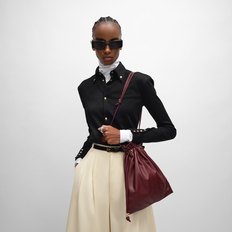 新款福袋，小号CRYSTAL POUCH手袋(29X32X0.5厘米)羊皮革织物，配TRIOMPHE印花