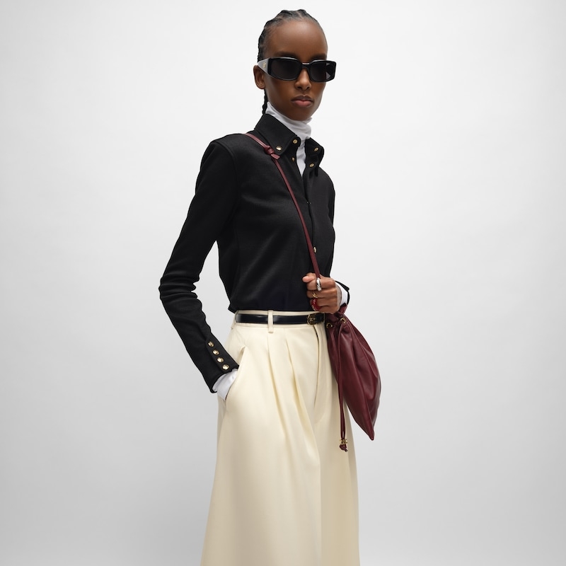 新款福袋，小号CRYSTAL POUCH手袋(29X32X0.5厘米)羊皮革织物，配TRIOMPHE印花