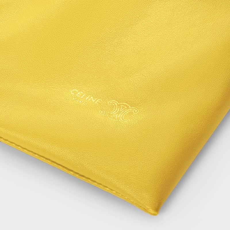 新款福袋，小号CRYSTAL POUCH手袋(29X32X0.5厘米)羊皮革织物，配TRIOMPHE印花