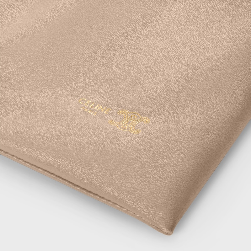 新款福袋，小号CRYSTAL POUCH手袋(29X32X0.5厘米)羊皮革织物，配TRIOMPHE印花