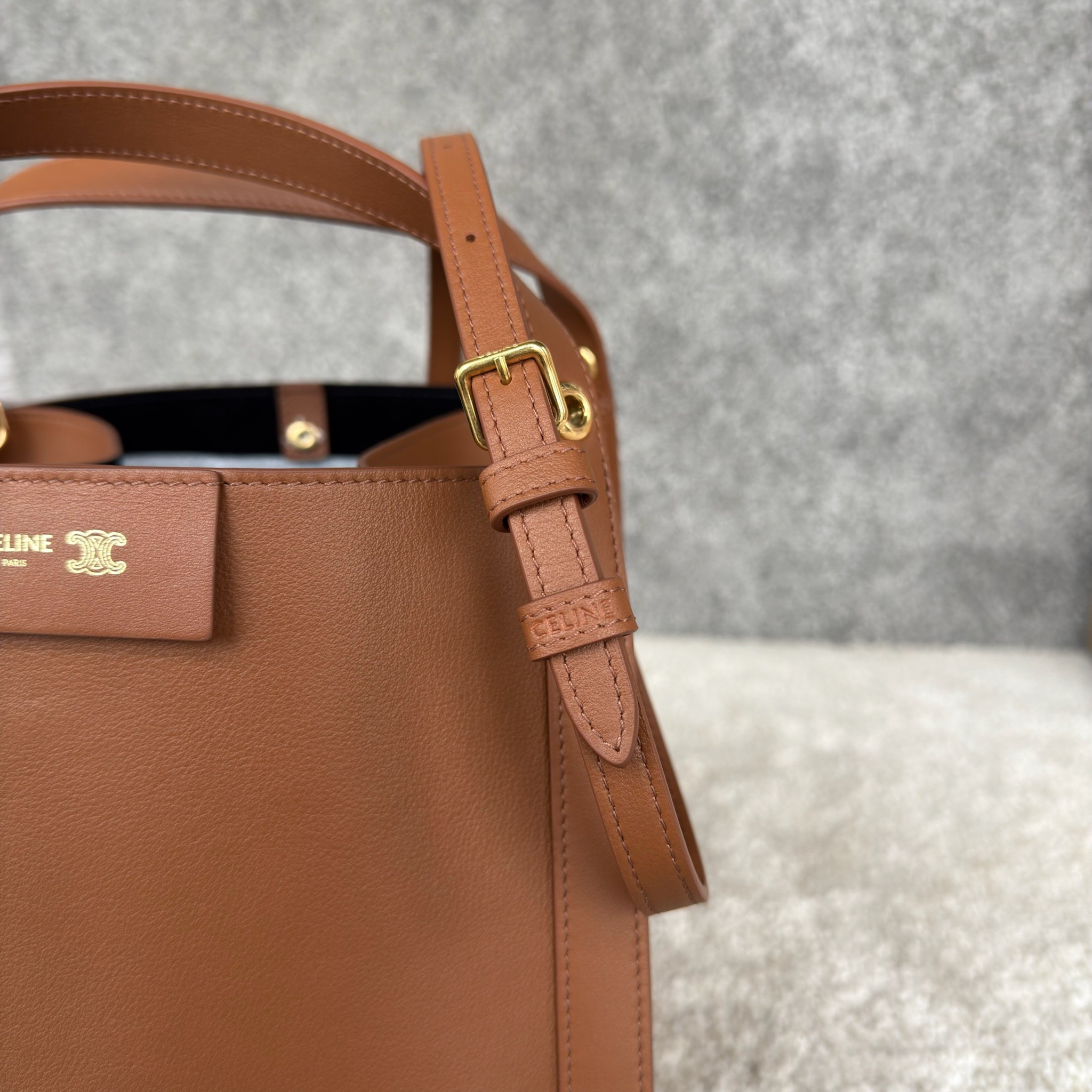 CUBO手袋👜CUBO手袋有着独特的方形设计，拥有线条流畅的皮革包框结构。尽显随性与现代格调，当属日常使