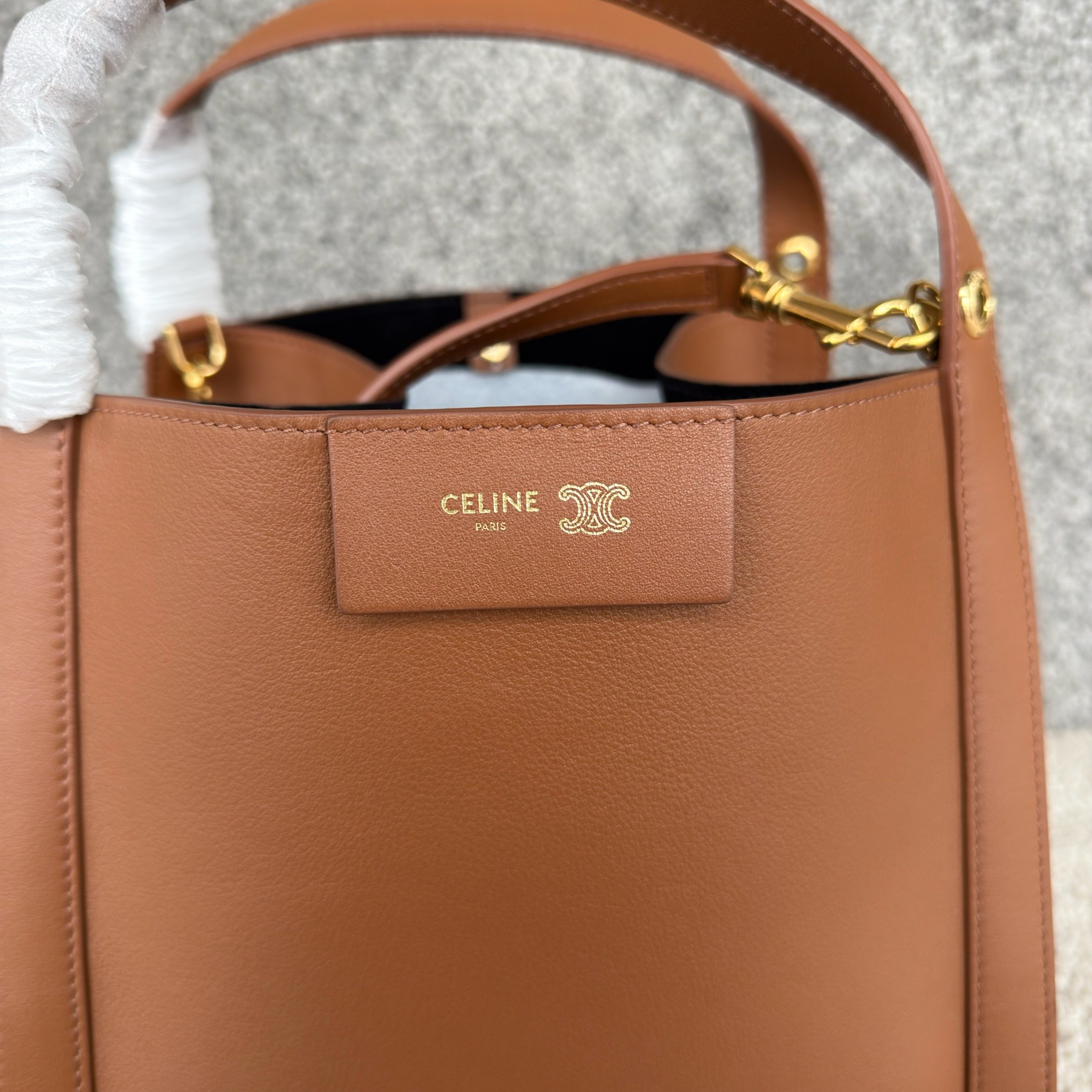 CUBO手袋👜CUBO手袋有着独特的方形设计，拥有线条流畅的皮革包框结构。尽显随性与现代格调，当属日常使