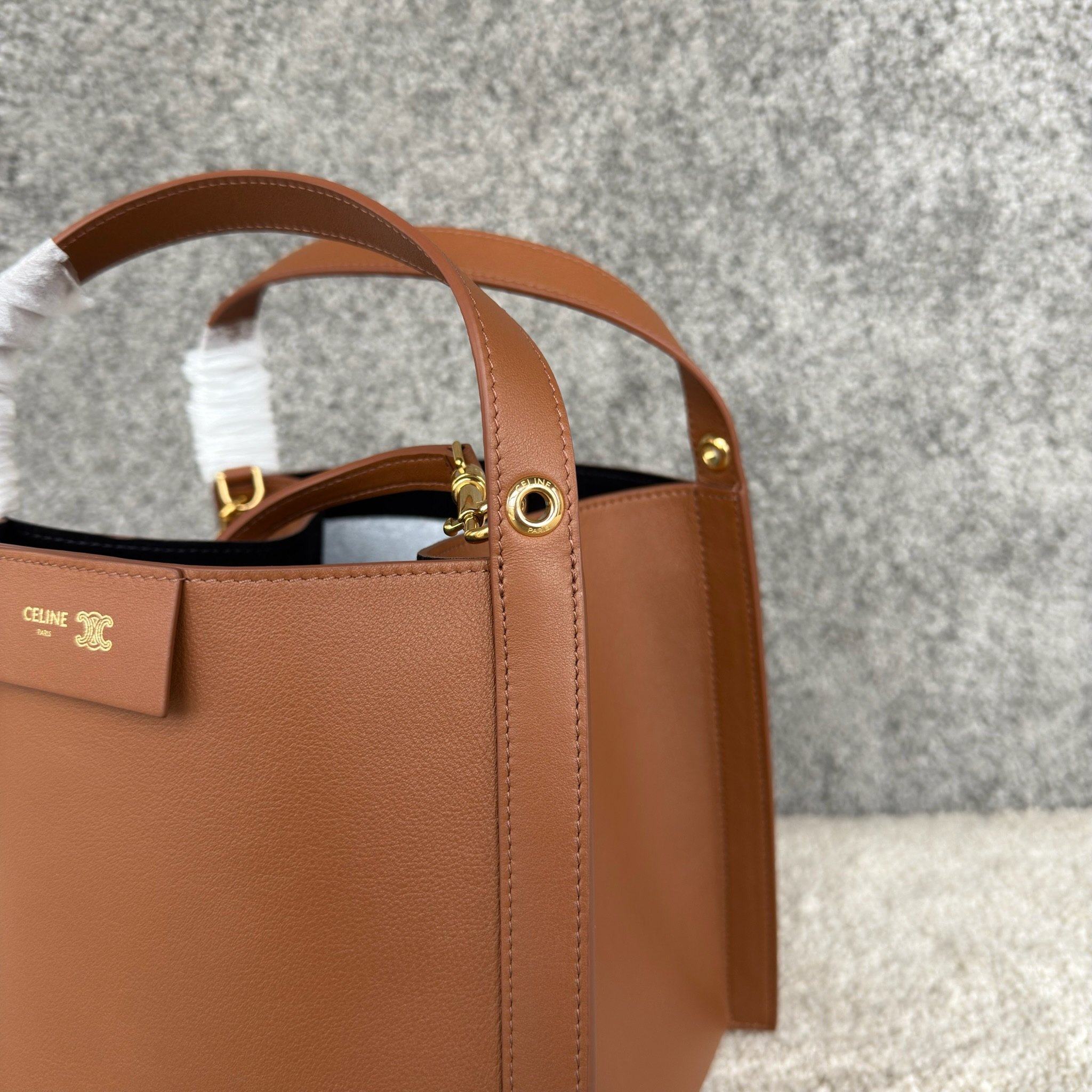 CUBO手袋👜CUBO手袋有着独特的方形设计，拥有线条流畅的皮革包框结构。尽显随性与现代格调，当属日常使