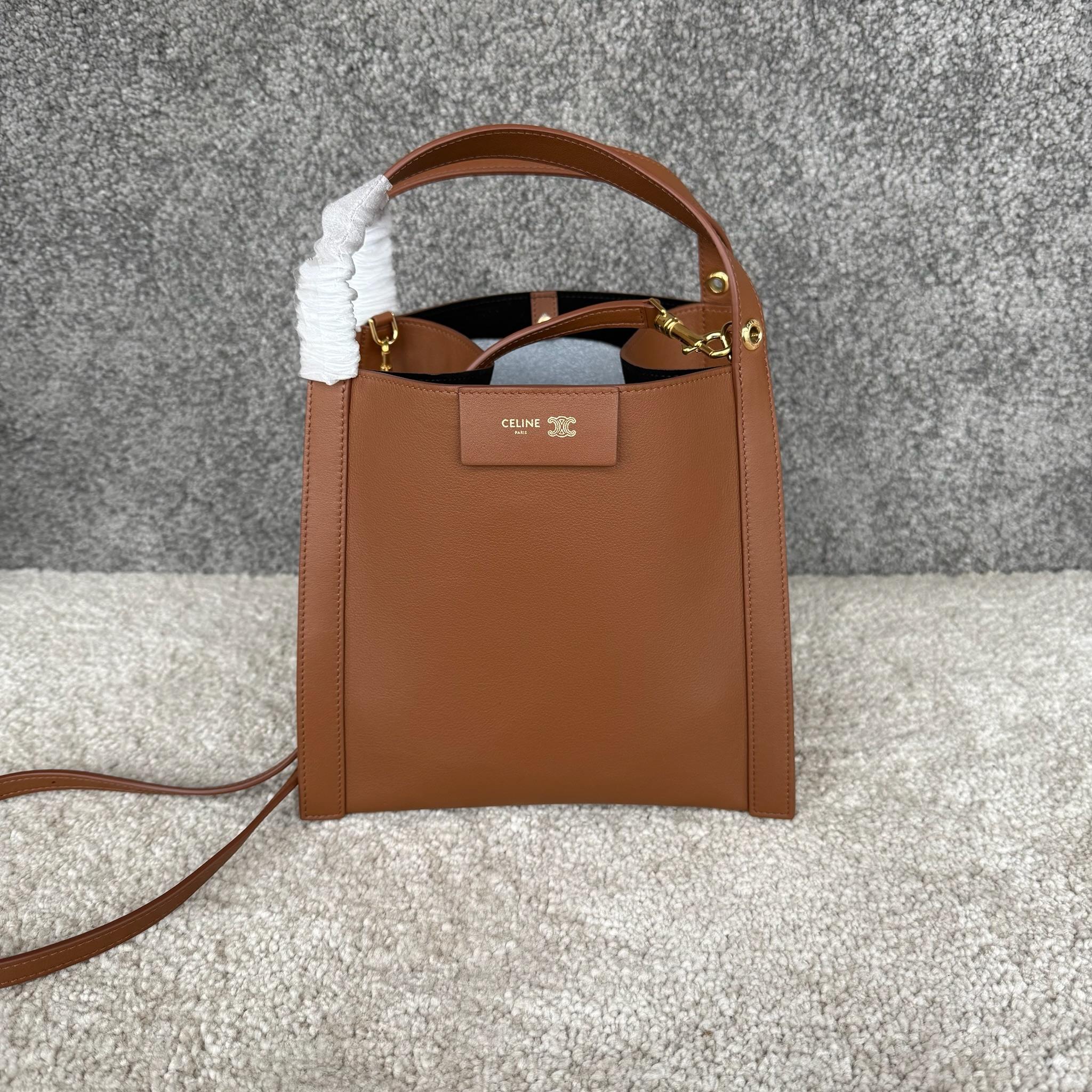 CUBO手袋👜CUBO手袋有着独特的方形设计，拥有线条流畅的皮革包框结构。尽显随性与现代格调，当属日常使