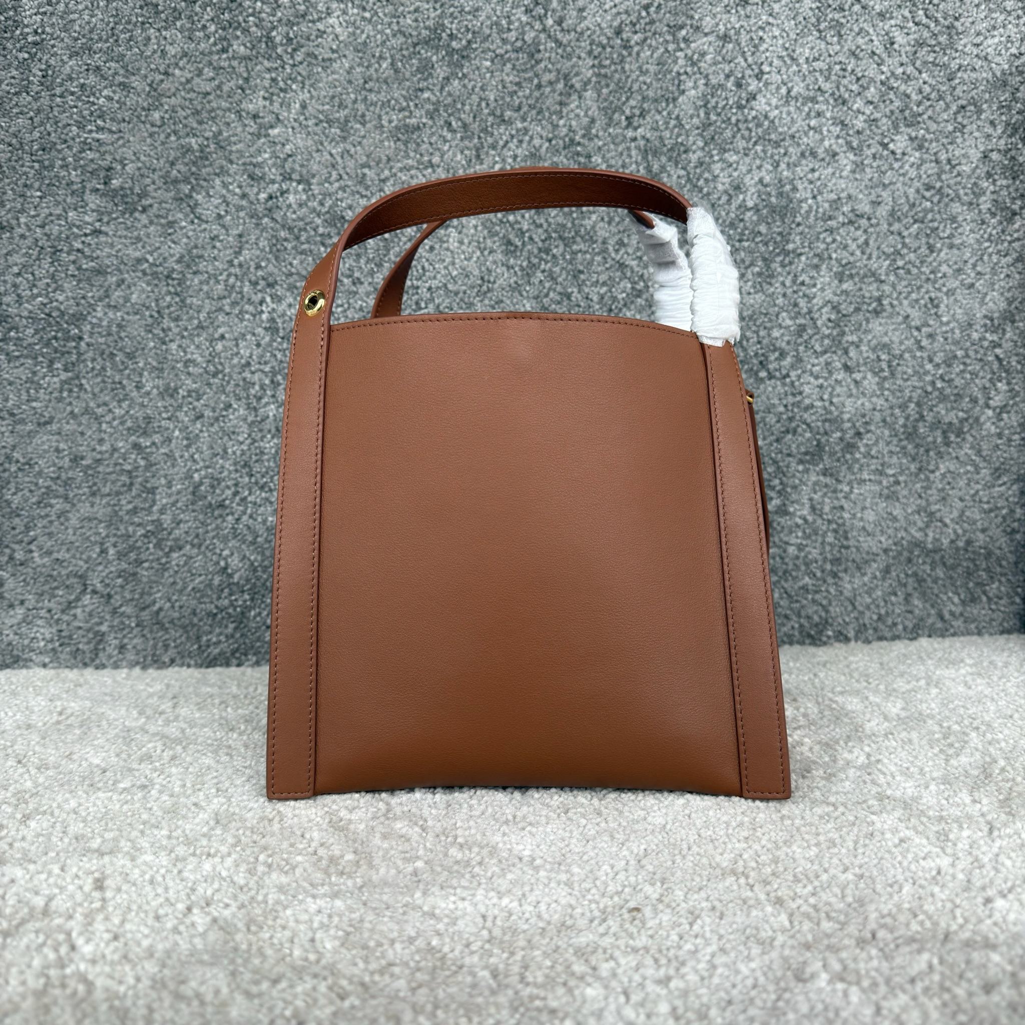 CUBO手袋👜CUBO手袋有着独特的方形设计，拥有线条流畅的皮革包框结构。尽显随性与现代格调，当属日常使