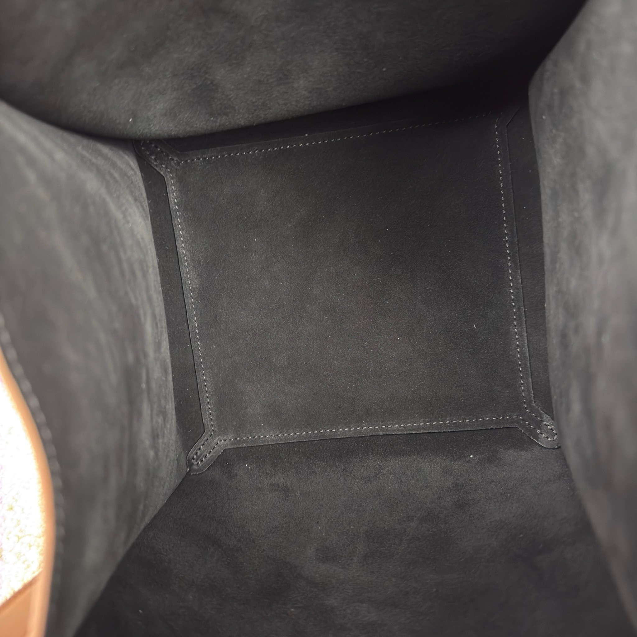 CUBO手袋👜CUBO手袋有着独特的方形设计，拥有线条流畅的皮革包框结构。尽显随性与现代格调，当属日常使