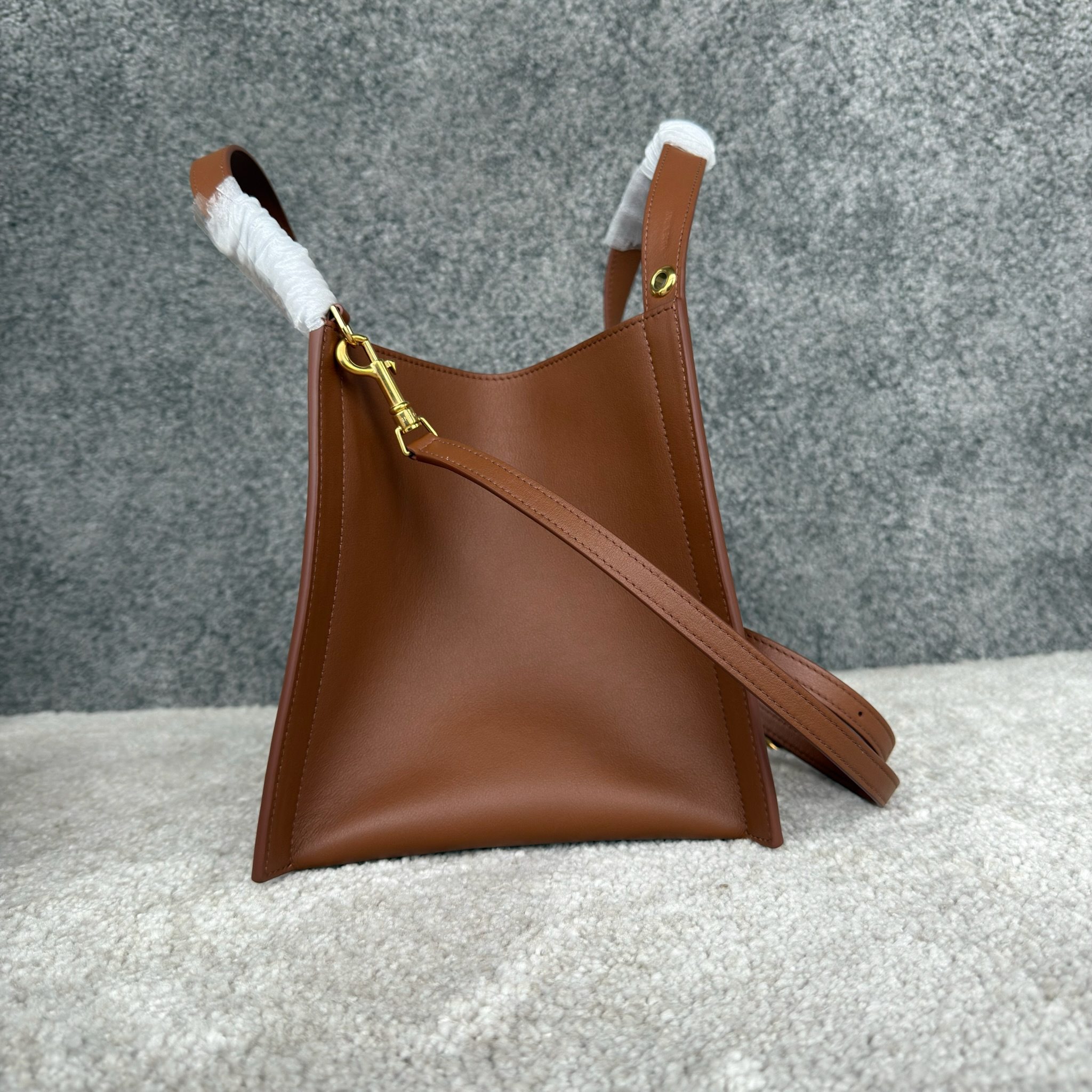 CUBO手袋👜CUBO手袋有着独特的方形设计，拥有线条流畅的皮革包框结构。尽显随性与现代格调，当属日常使