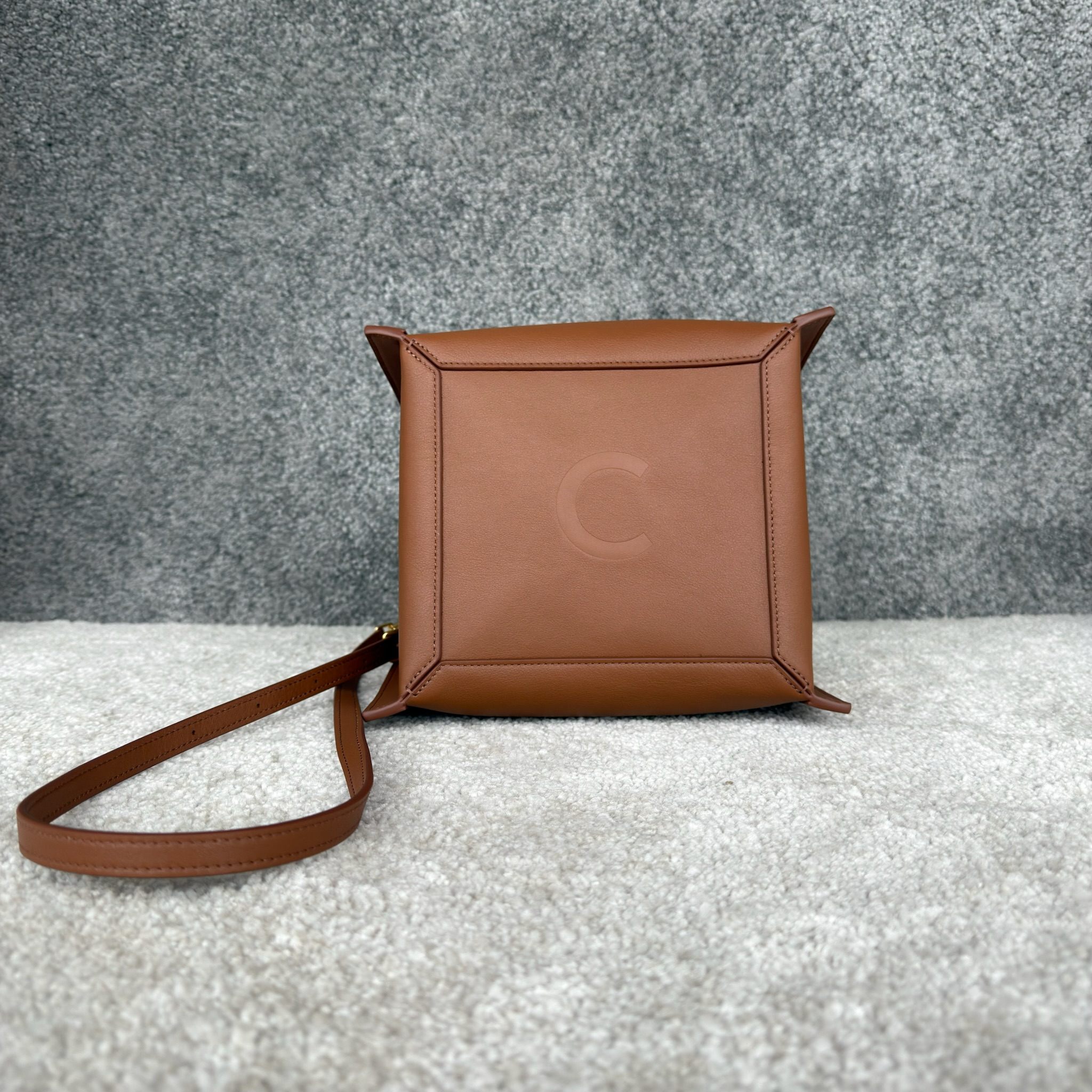 CUBO手袋👜CUBO手袋有着独特的方形设计，拥有线条流畅的皮革包框结构。尽显随性与现代格调，当属日常使