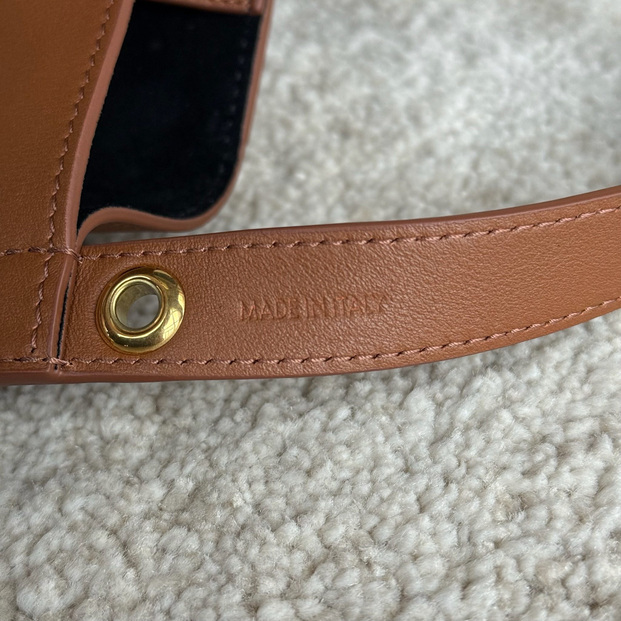 CUBO手袋👜CUBO手袋有着独特的方形设计，拥有线条流畅的皮革包框结构。尽显随性与现代格调，当属日常使