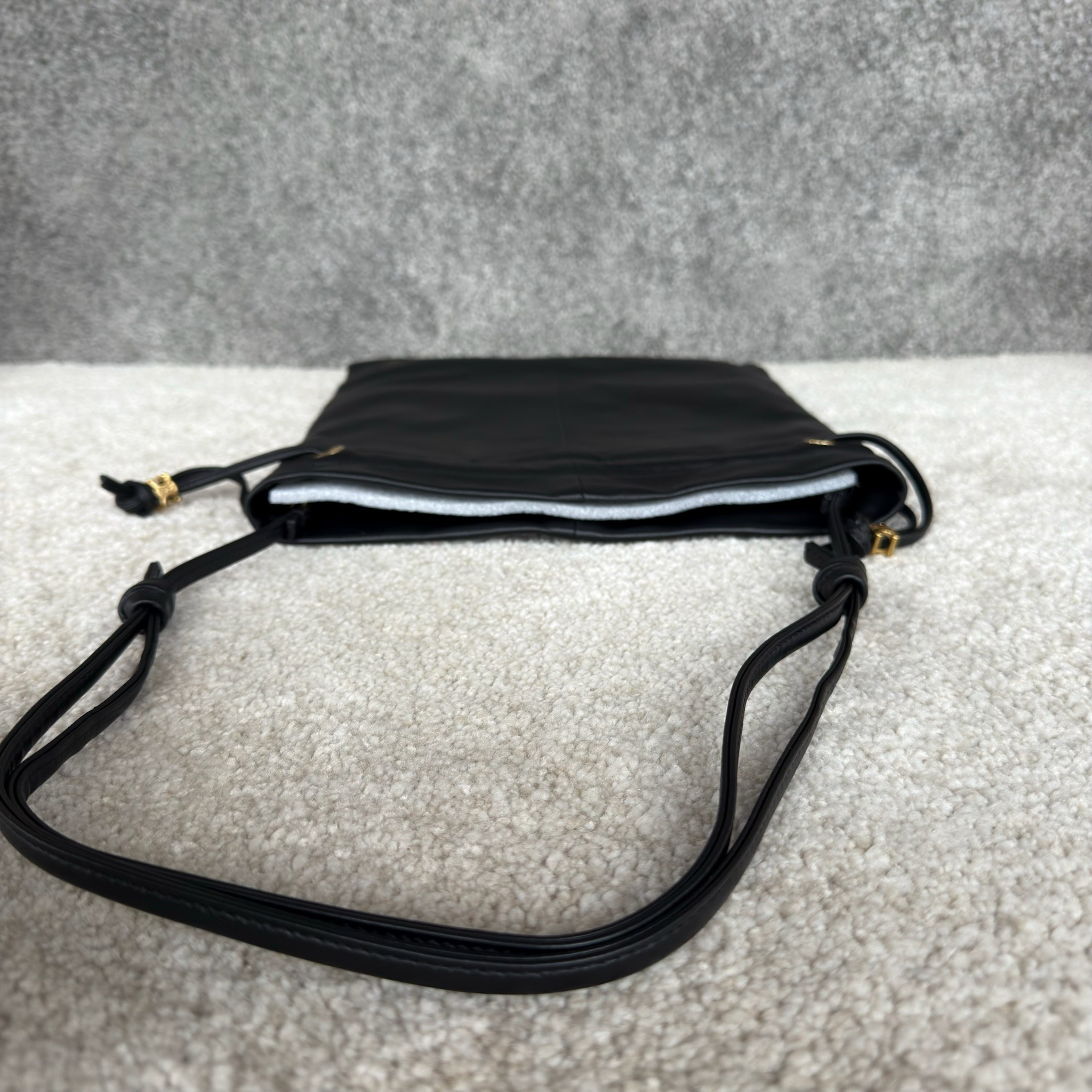 新款福袋，小号CRYSTAL POUCH手袋(29X32X0.5厘米)羊皮革织物，配TRIOMPHE印花