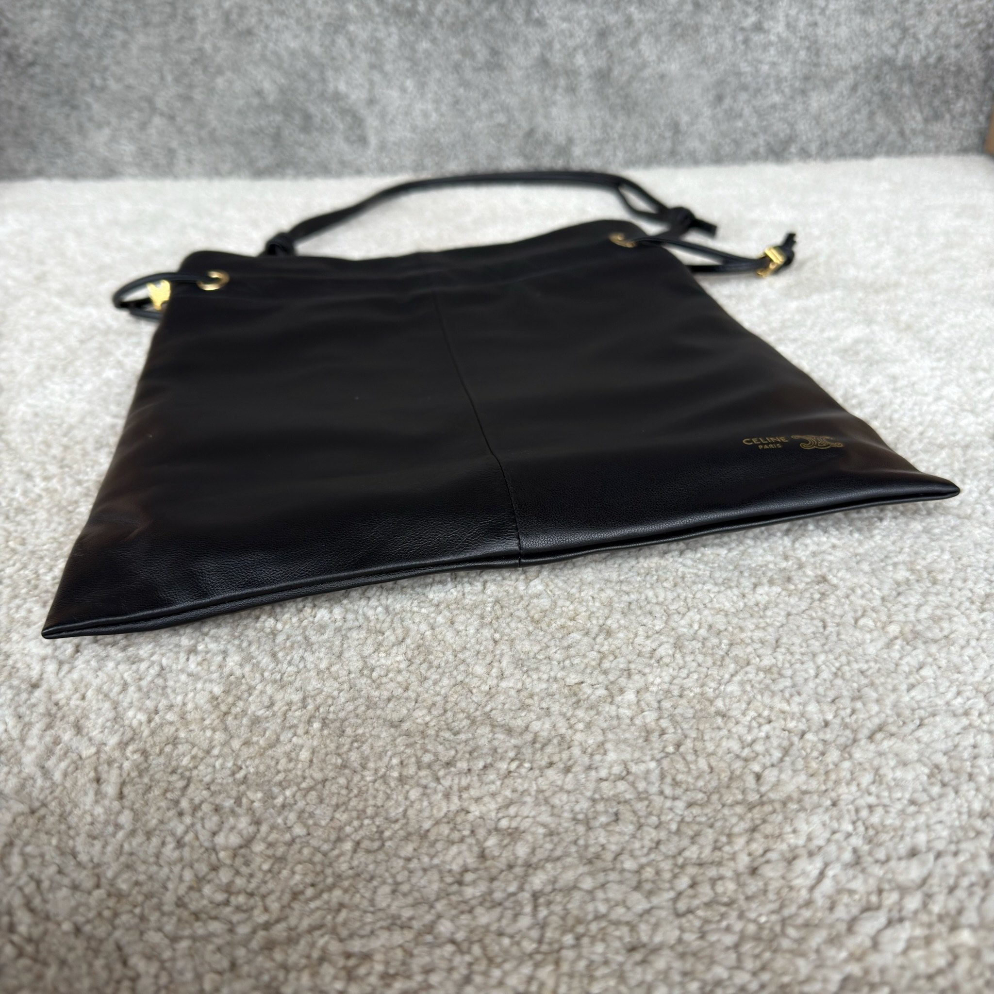 新款福袋，小号CRYSTAL POUCH手袋(29X32X0.5厘米)羊皮革织物，配TRIOMPHE印花