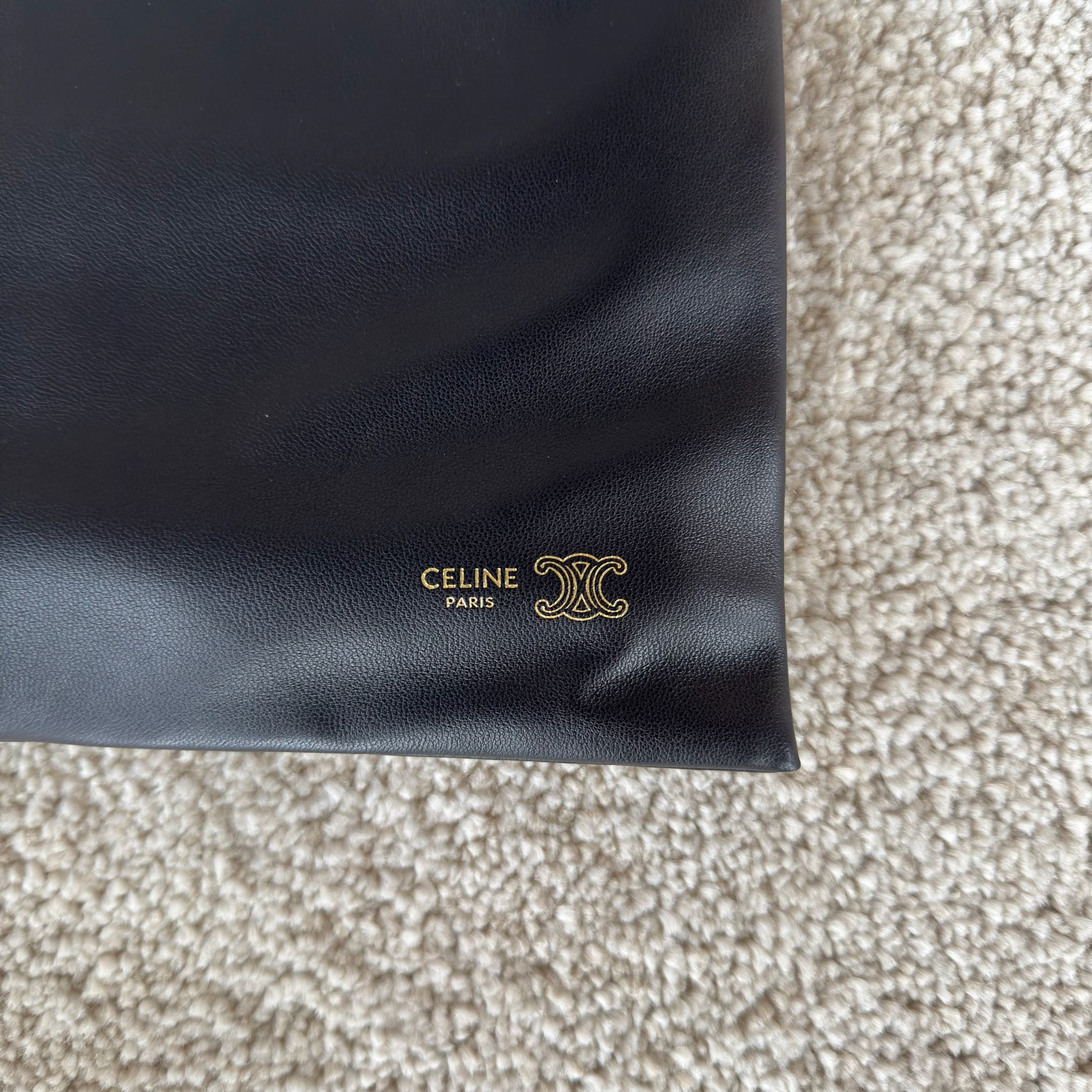 新款福袋，小号CRYSTAL POUCH手袋(29X32X0.5厘米)羊皮革织物，配TRIOMPHE印花