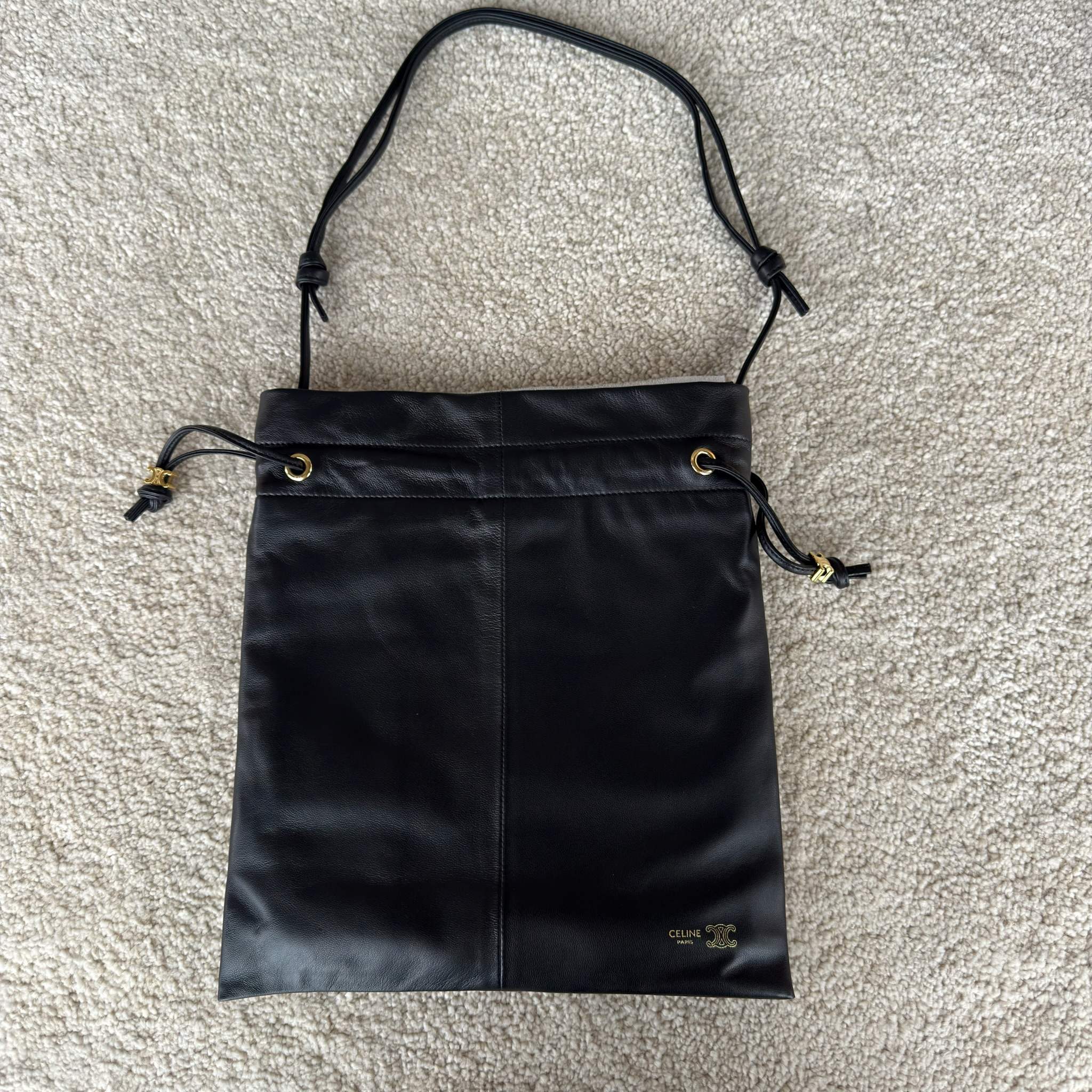 新款福袋，小号CRYSTAL POUCH手袋(29X32X0.5厘米)羊皮革织物，配TRIOMPHE印花