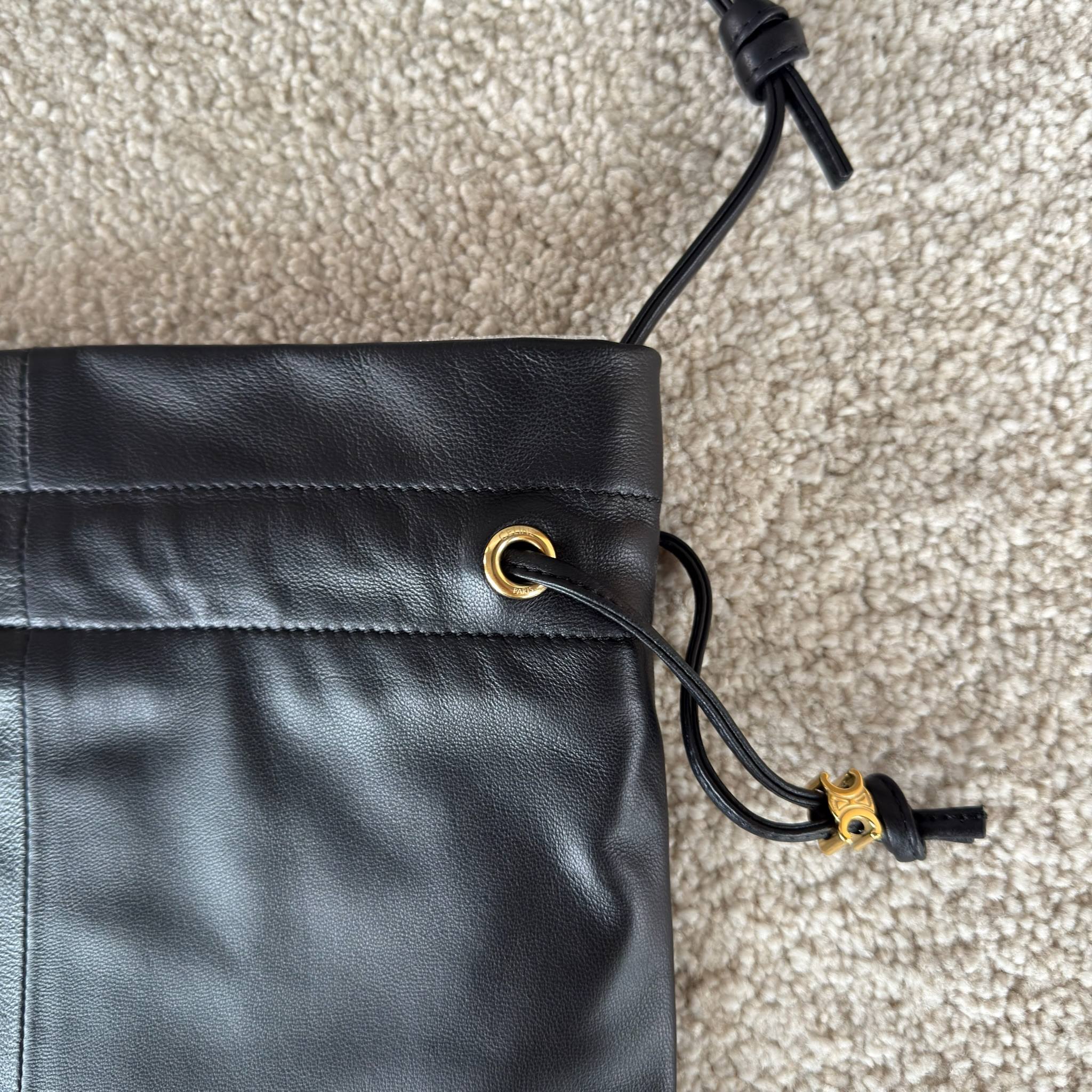 新款福袋，小号CRYSTAL POUCH手袋(29X32X0.5厘米)羊皮革织物，配TRIOMPHE印花