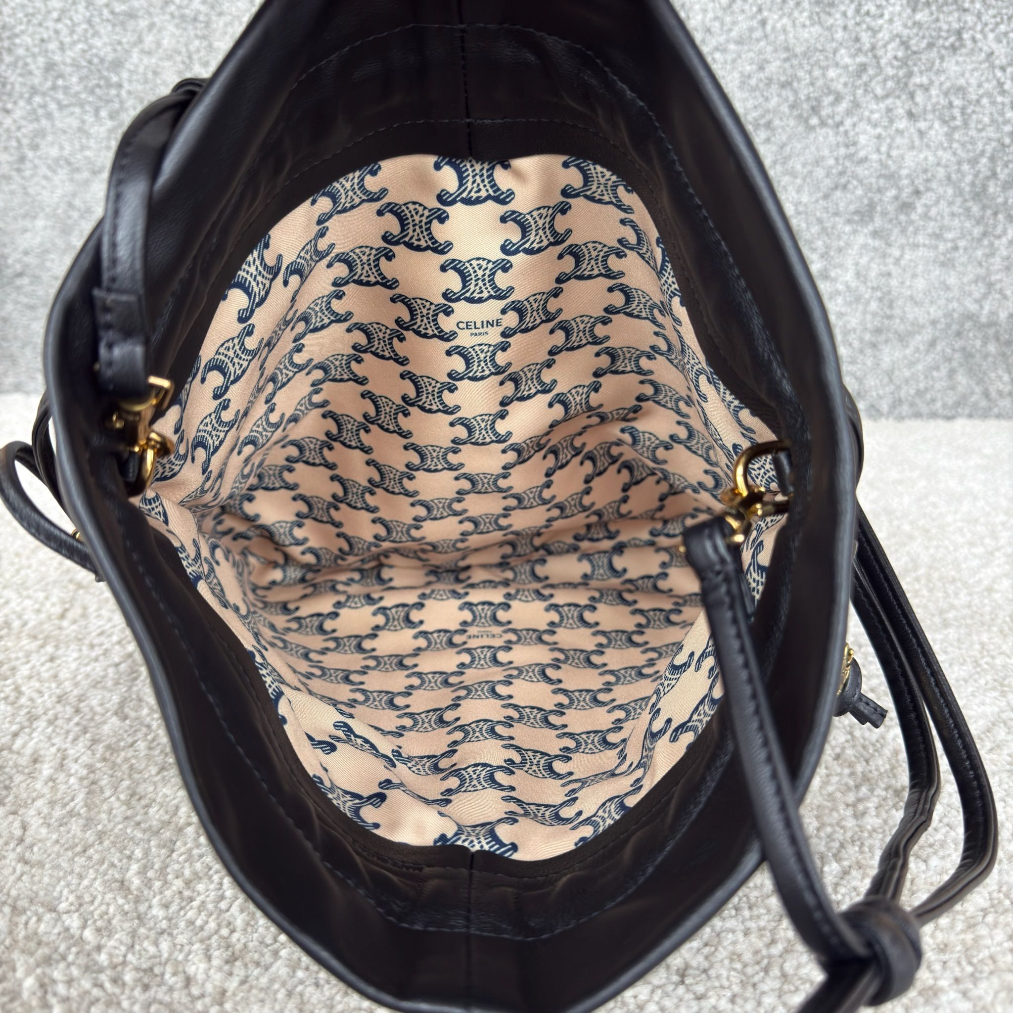 新款福袋，小号CRYSTAL POUCH手袋(29X32X0.5厘米)羊皮革织物，配TRIOMPHE印花