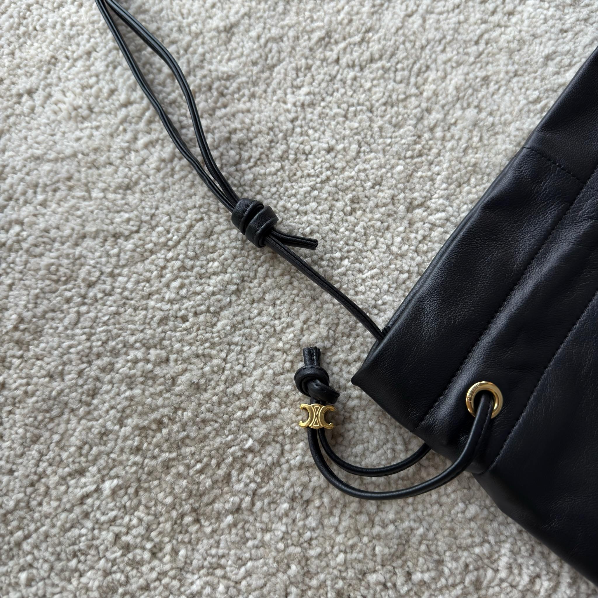 新款福袋，小号CRYSTAL POUCH手袋(29X32X0.5厘米)羊皮革织物，配TRIOMPHE印花