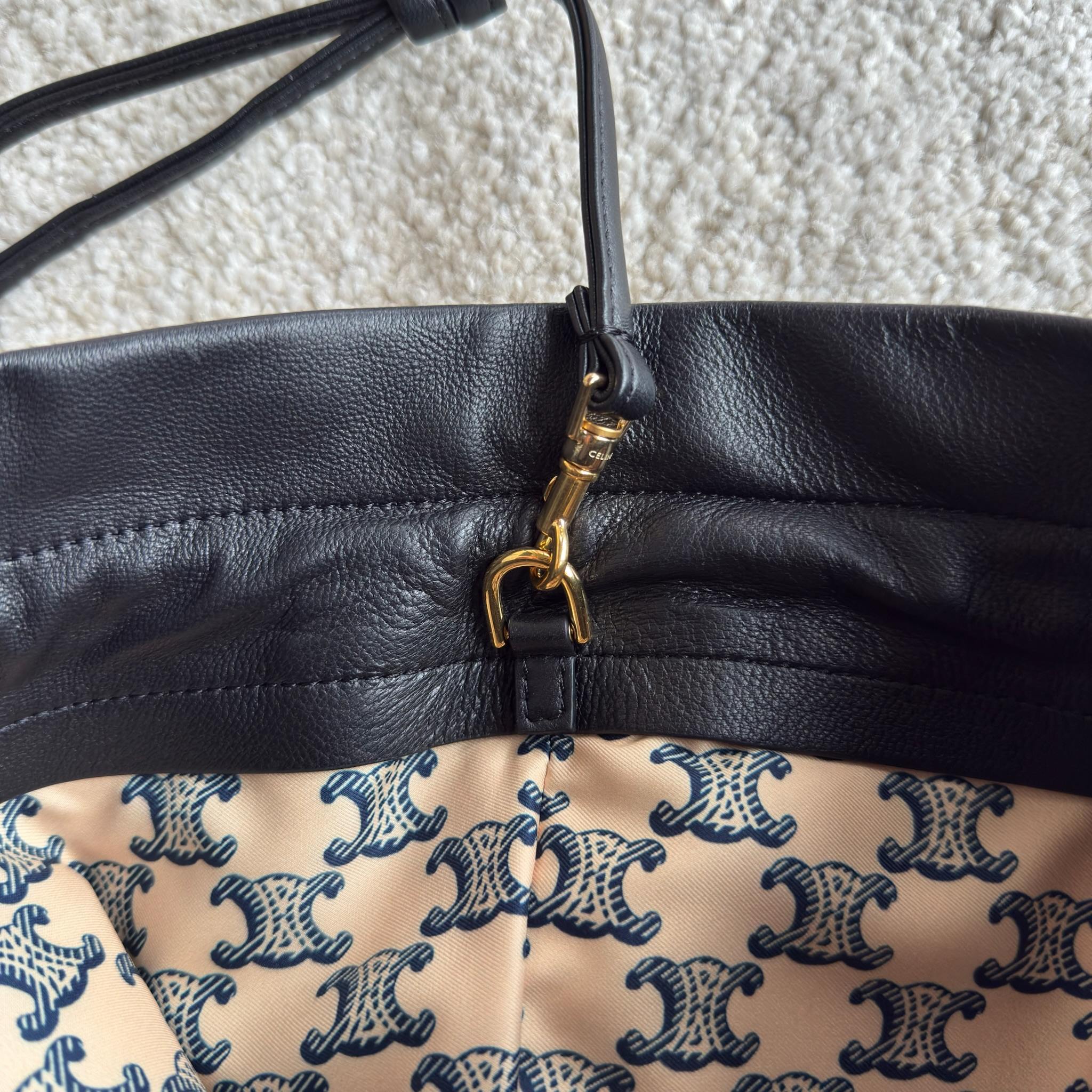 新款福袋，小号CRYSTAL POUCH手袋(29X32X0.5厘米)羊皮革织物，配TRIOMPHE印花