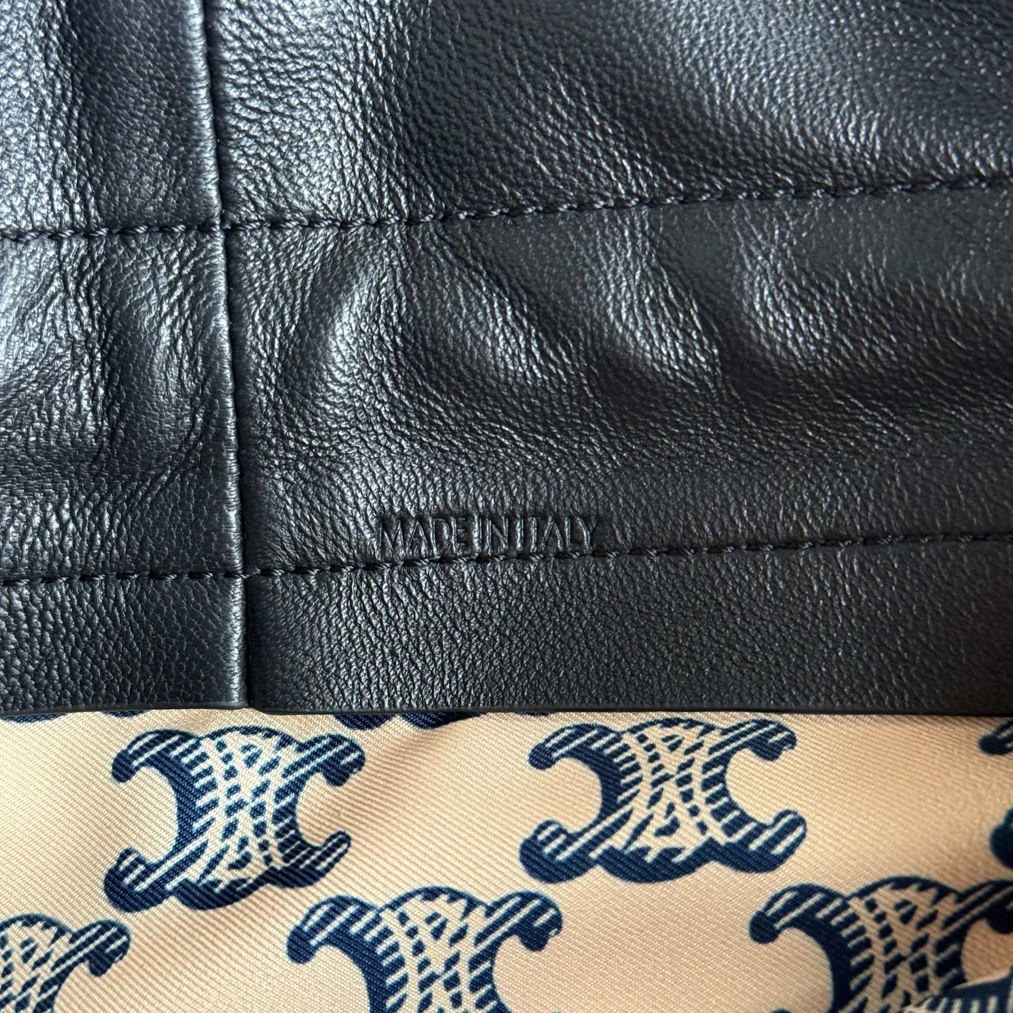 新款福袋，小号CRYSTAL POUCH手袋(29X32X0.5厘米)羊皮革织物，配TRIOMPHE印花