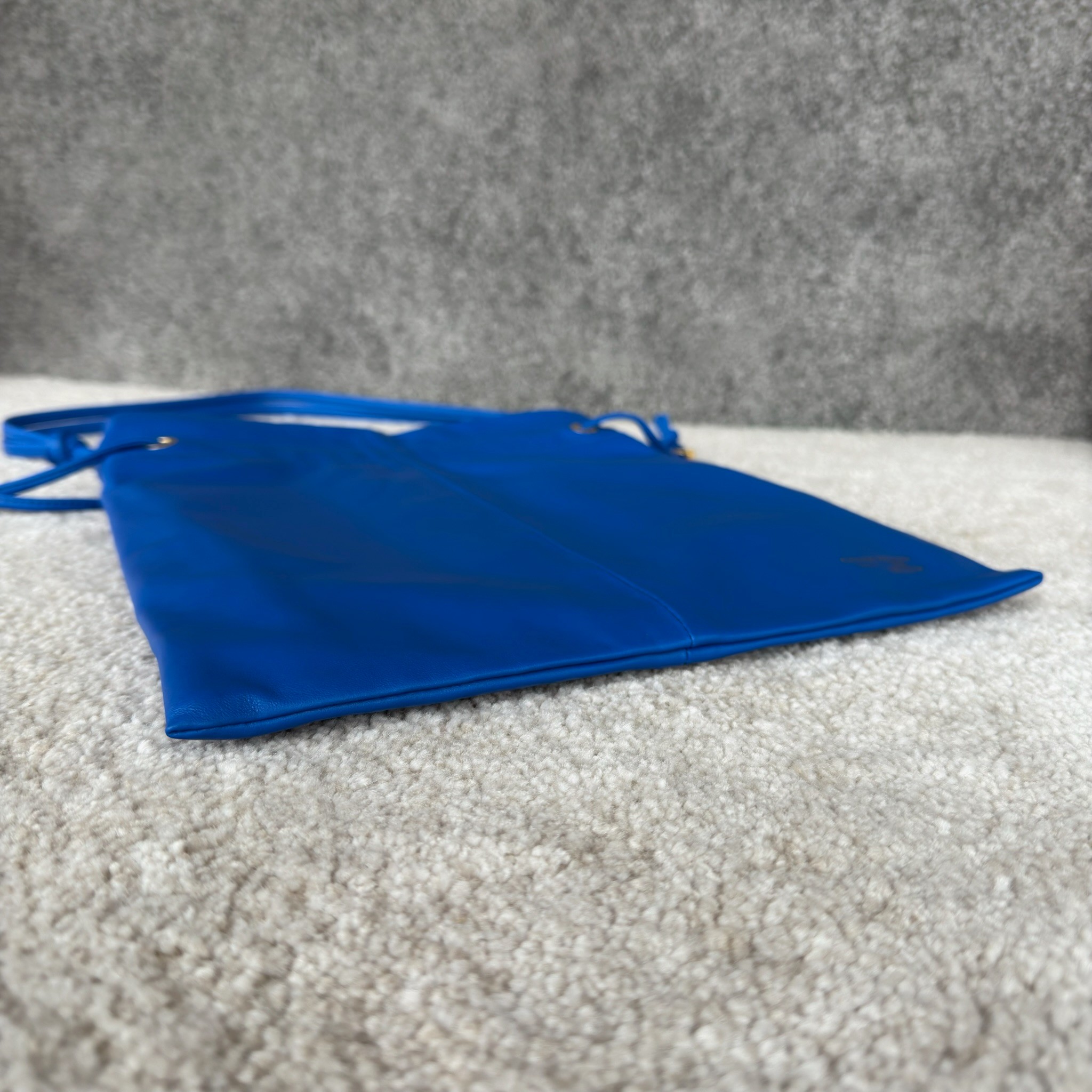 新款福袋，小号CRYSTAL POUCH手袋(29X32X0.5厘米)羊皮革织物，配TRIOMPHE印花