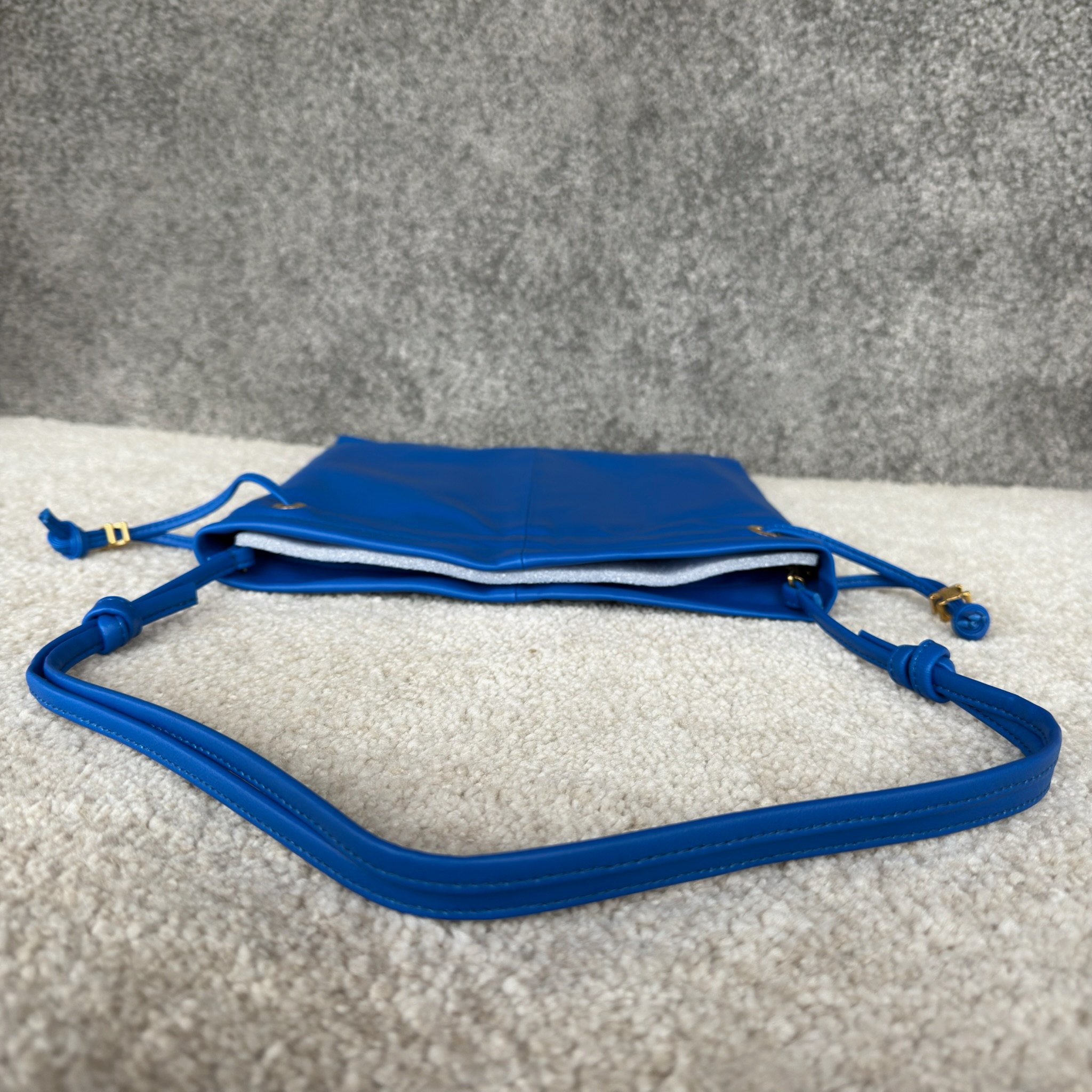 新款福袋，小号CRYSTAL POUCH手袋(29X32X0.5厘米)羊皮革织物，配TRIOMPHE印花