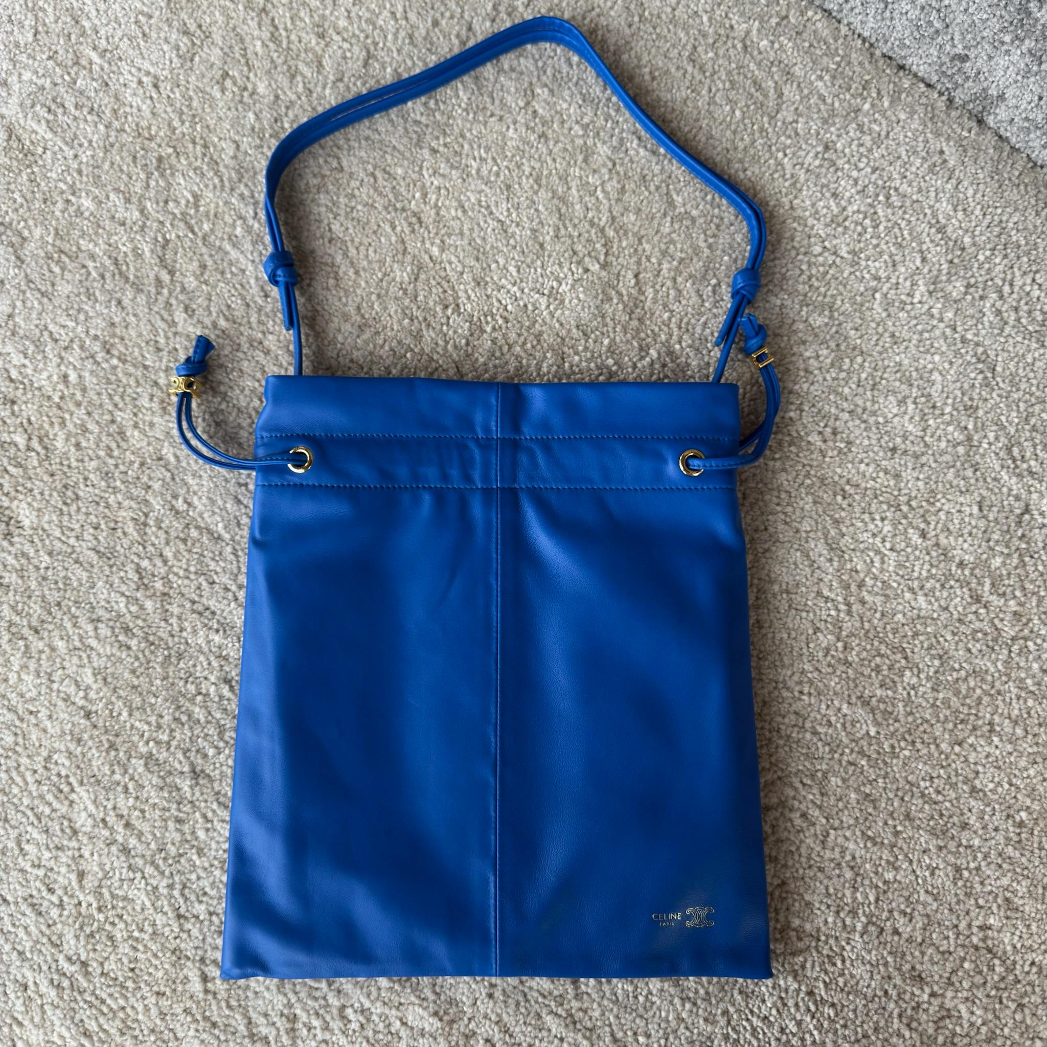 新款福袋，小号CRYSTAL POUCH手袋(29X32X0.5厘米)羊皮革织物，配TRIOMPHE印花