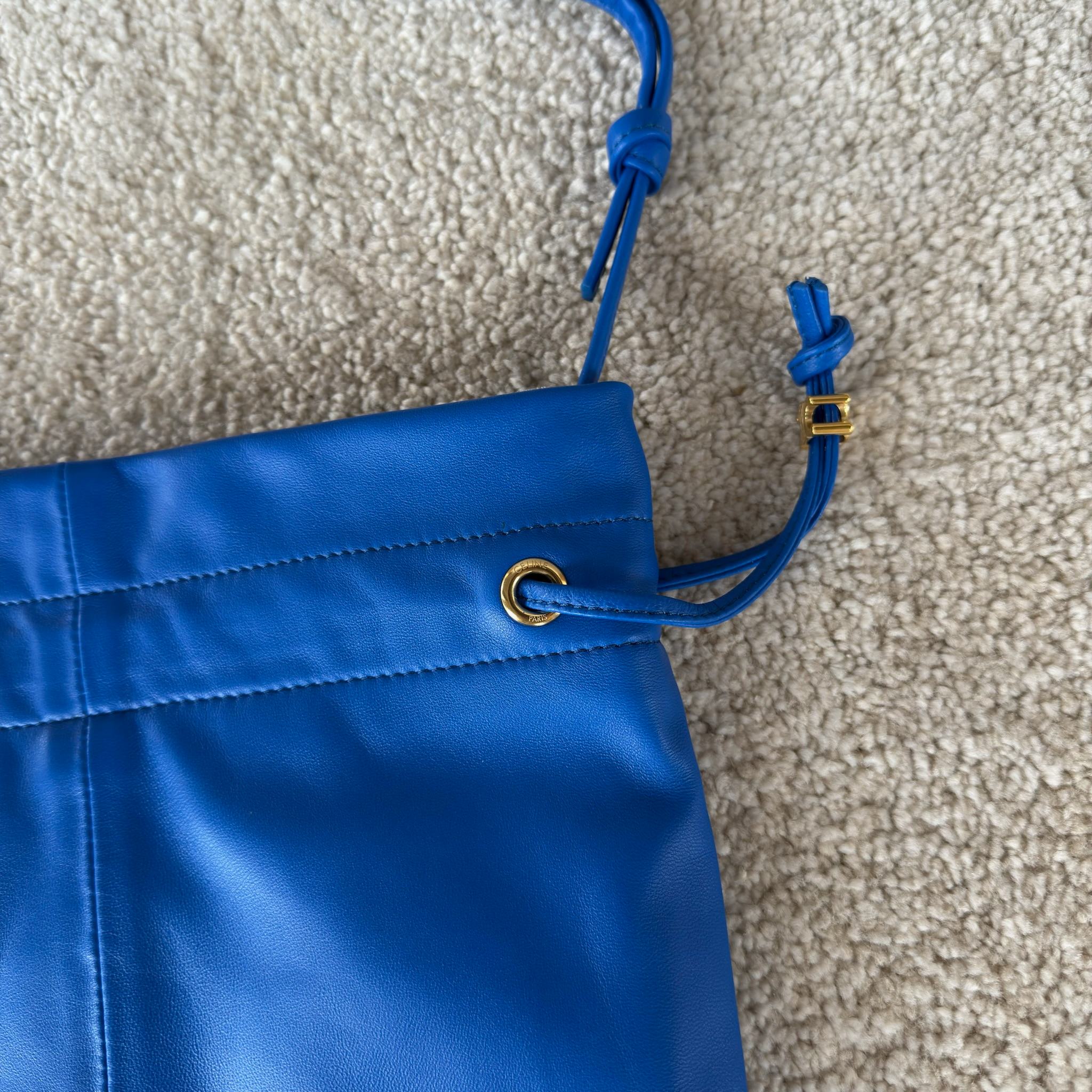 新款福袋，小号CRYSTAL POUCH手袋(29X32X0.5厘米)羊皮革织物，配TRIOMPHE印花