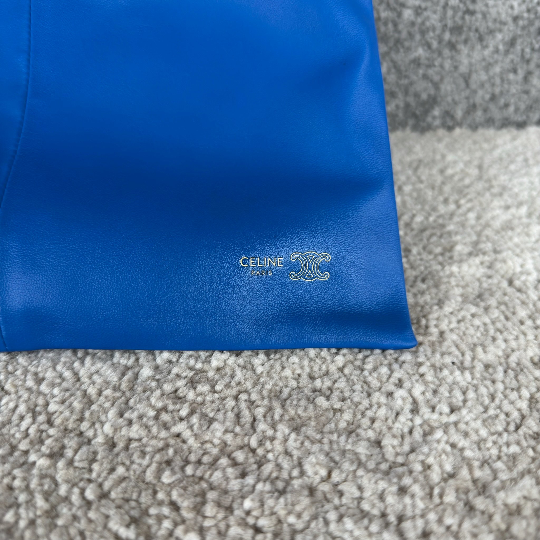 新款福袋，小号CRYSTAL POUCH手袋(29X32X0.5厘米)羊皮革织物，配TRIOMPHE印花