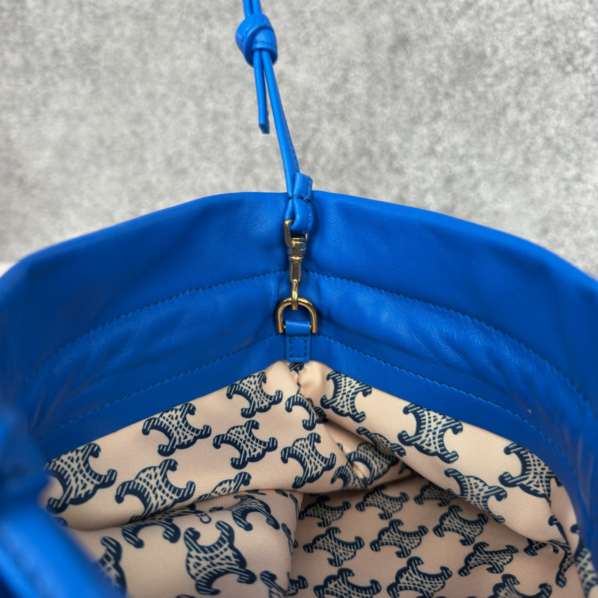 新款福袋，小号CRYSTAL POUCH手袋(29X32X0.5厘米)羊皮革织物，配TRIOMPHE印花