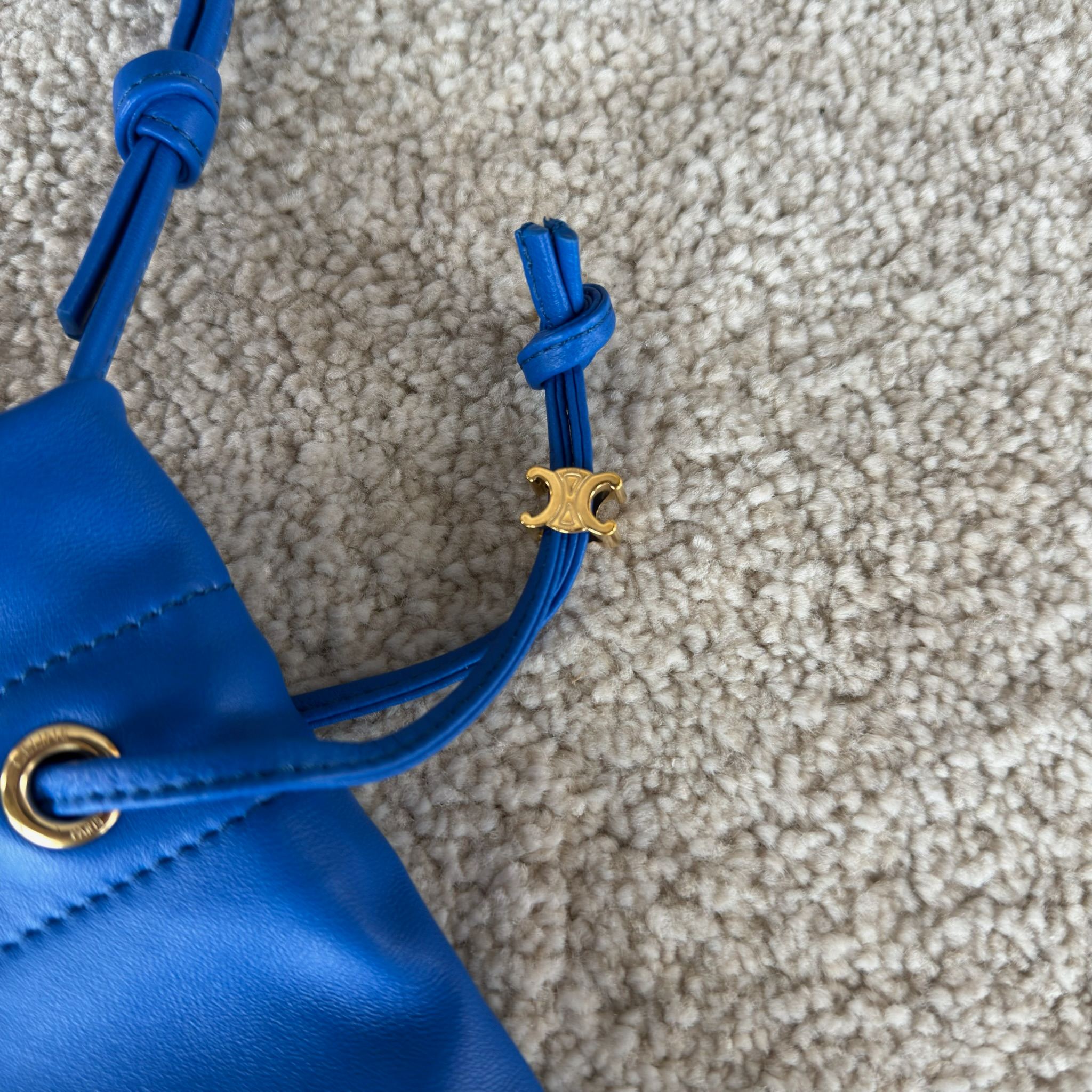 新款福袋，小号CRYSTAL POUCH手袋(29X32X0.5厘米)羊皮革织物，配TRIOMPHE印花