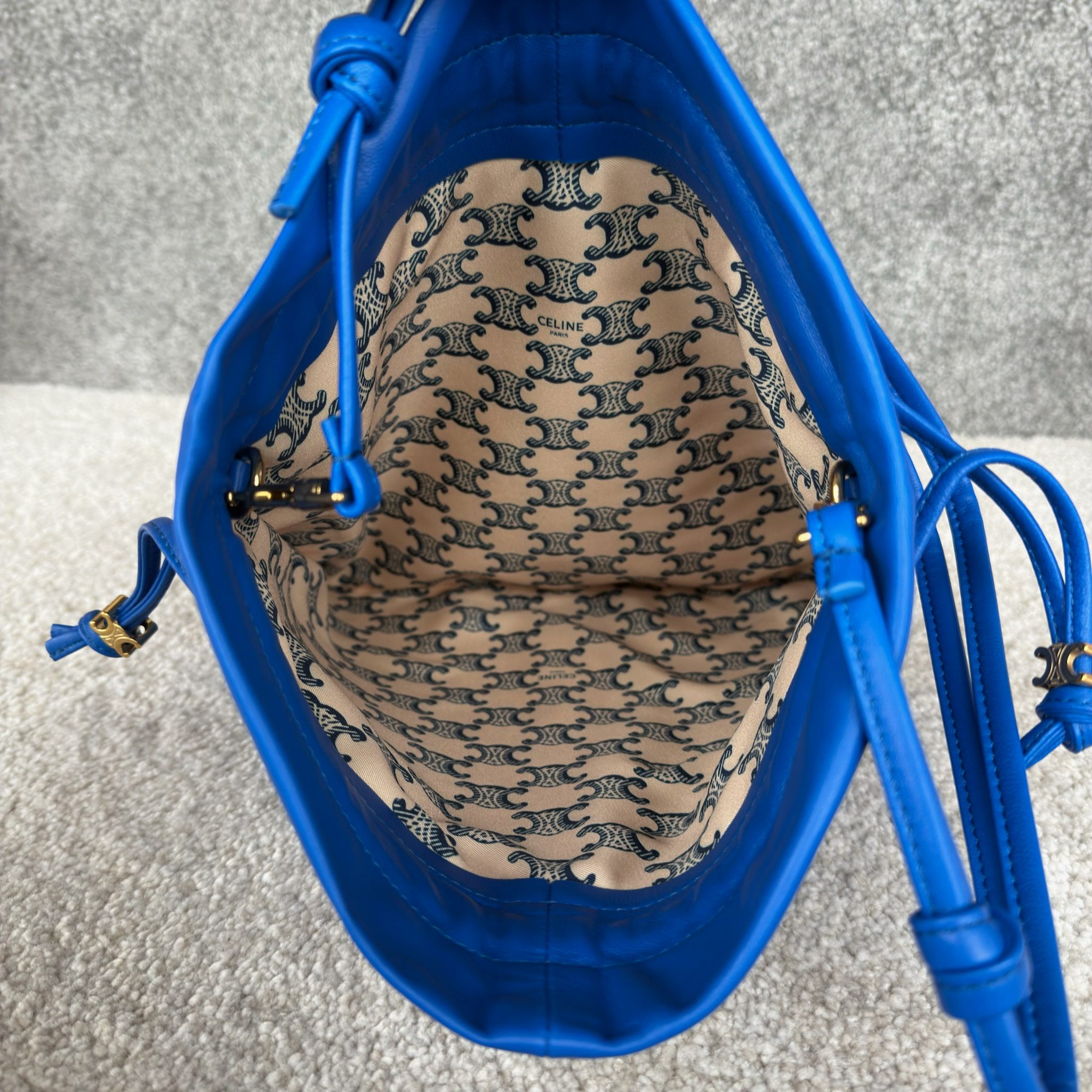 新款福袋，小号CRYSTAL POUCH手袋(29X32X0.5厘米)羊皮革织物，配TRIOMPHE印花