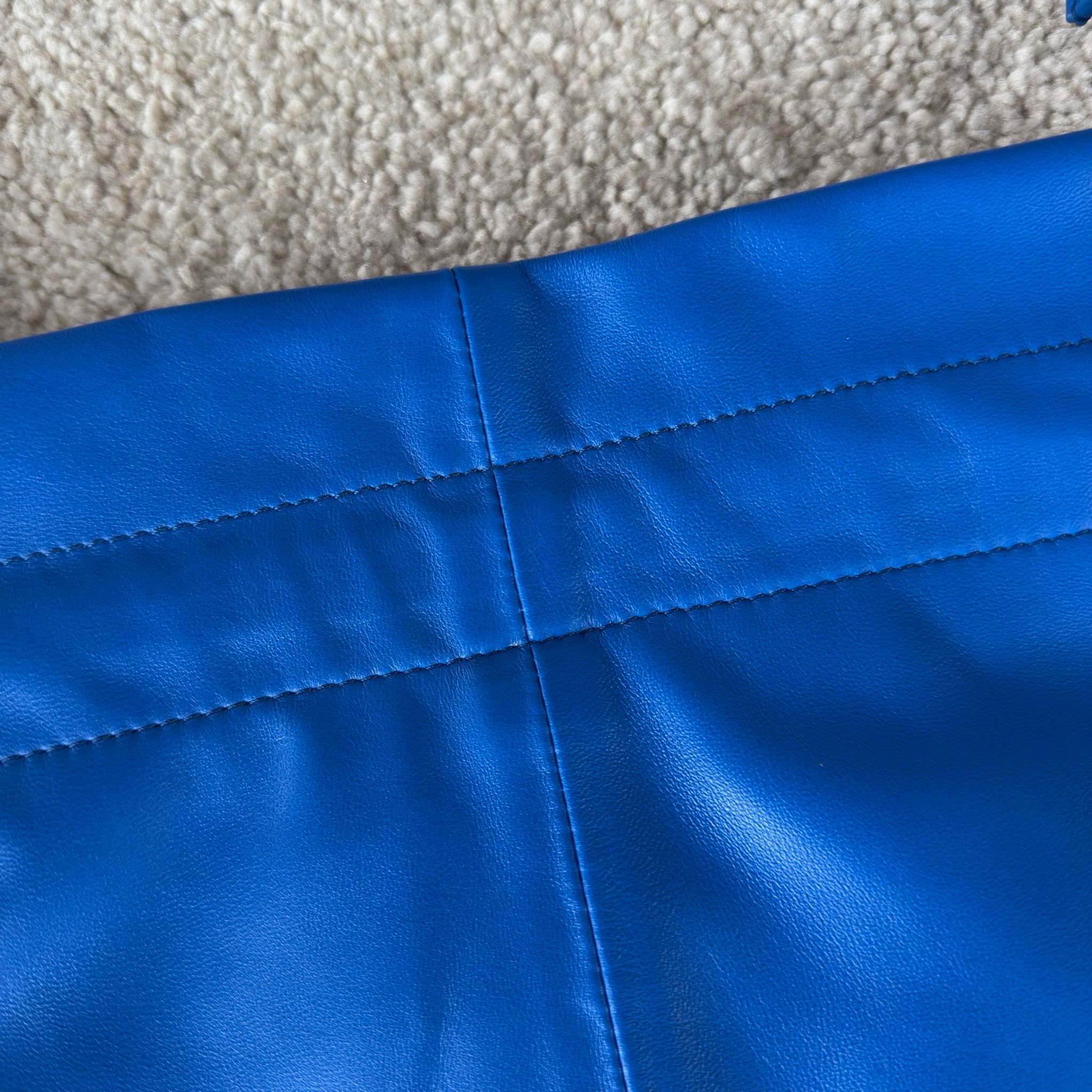 新款福袋，小号CRYSTAL POUCH手袋(29X32X0.5厘米)羊皮革织物，配TRIOMPHE印花