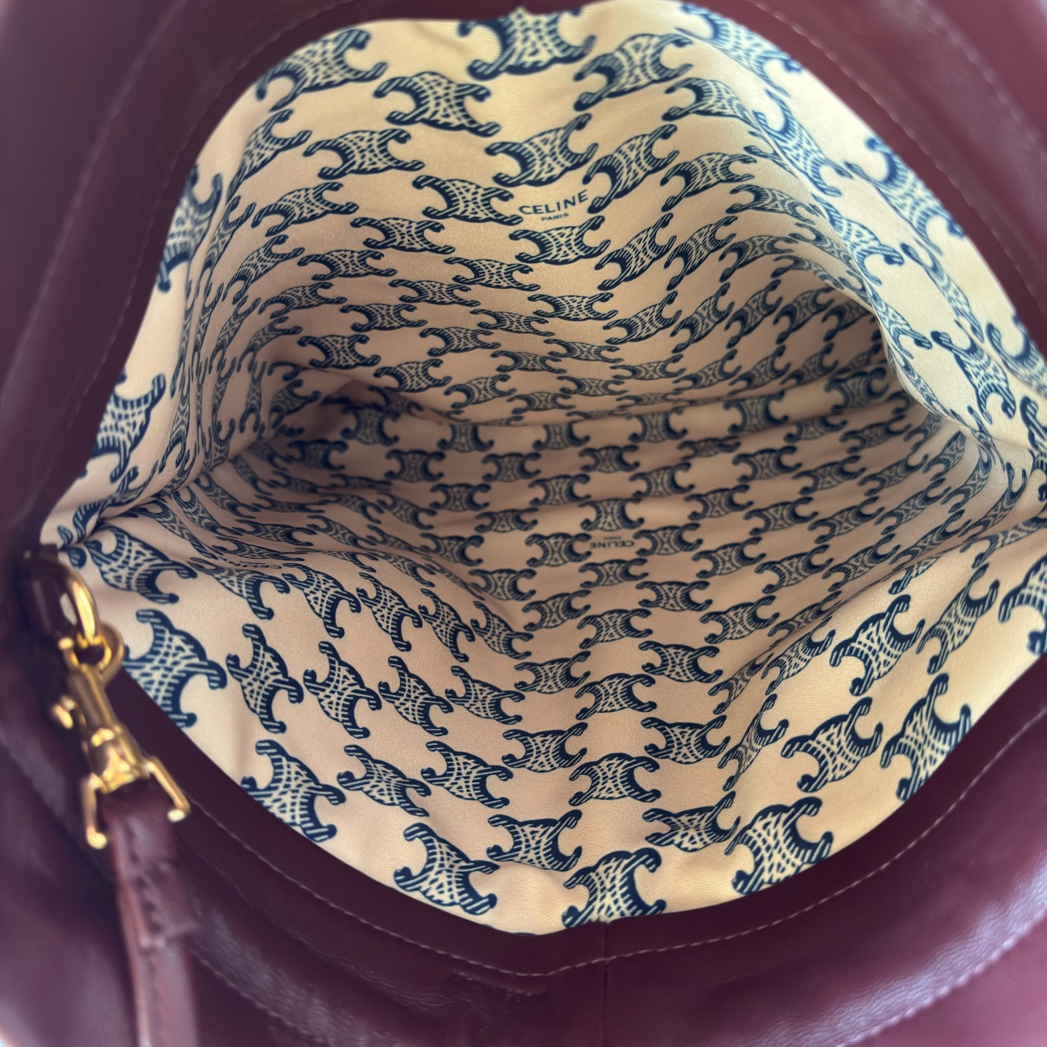 新款福袋，小号CRYSTAL POUCH手袋(29X32X0.5厘米)羊皮革织物，配TRIOMPHE印花