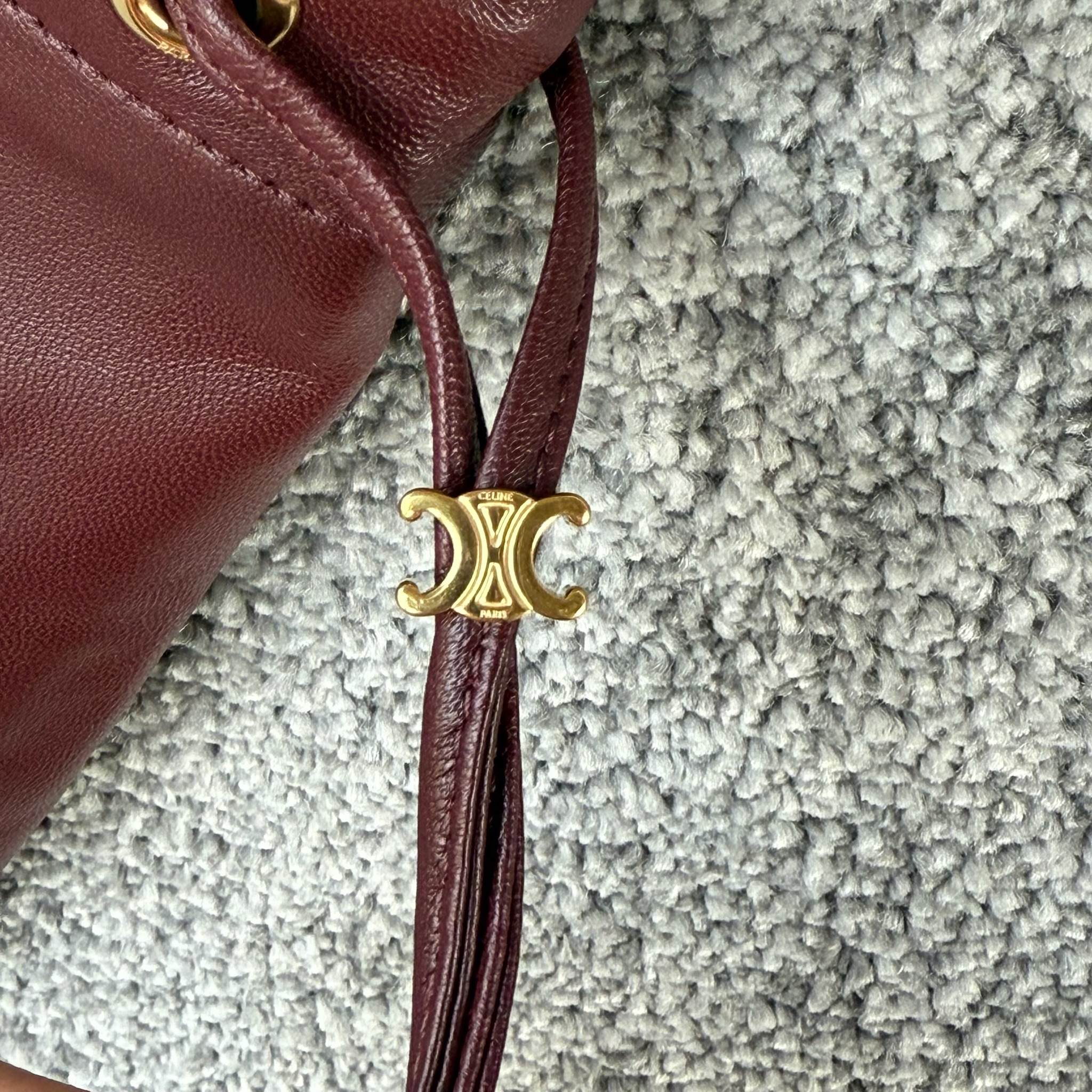 新款福袋，小号CRYSTAL POUCH手袋(29X32X0.5厘米)羊皮革织物，配TRIOMPHE印花